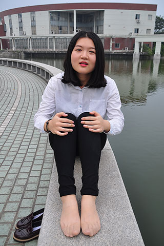 校园甜美型师妹展短丝