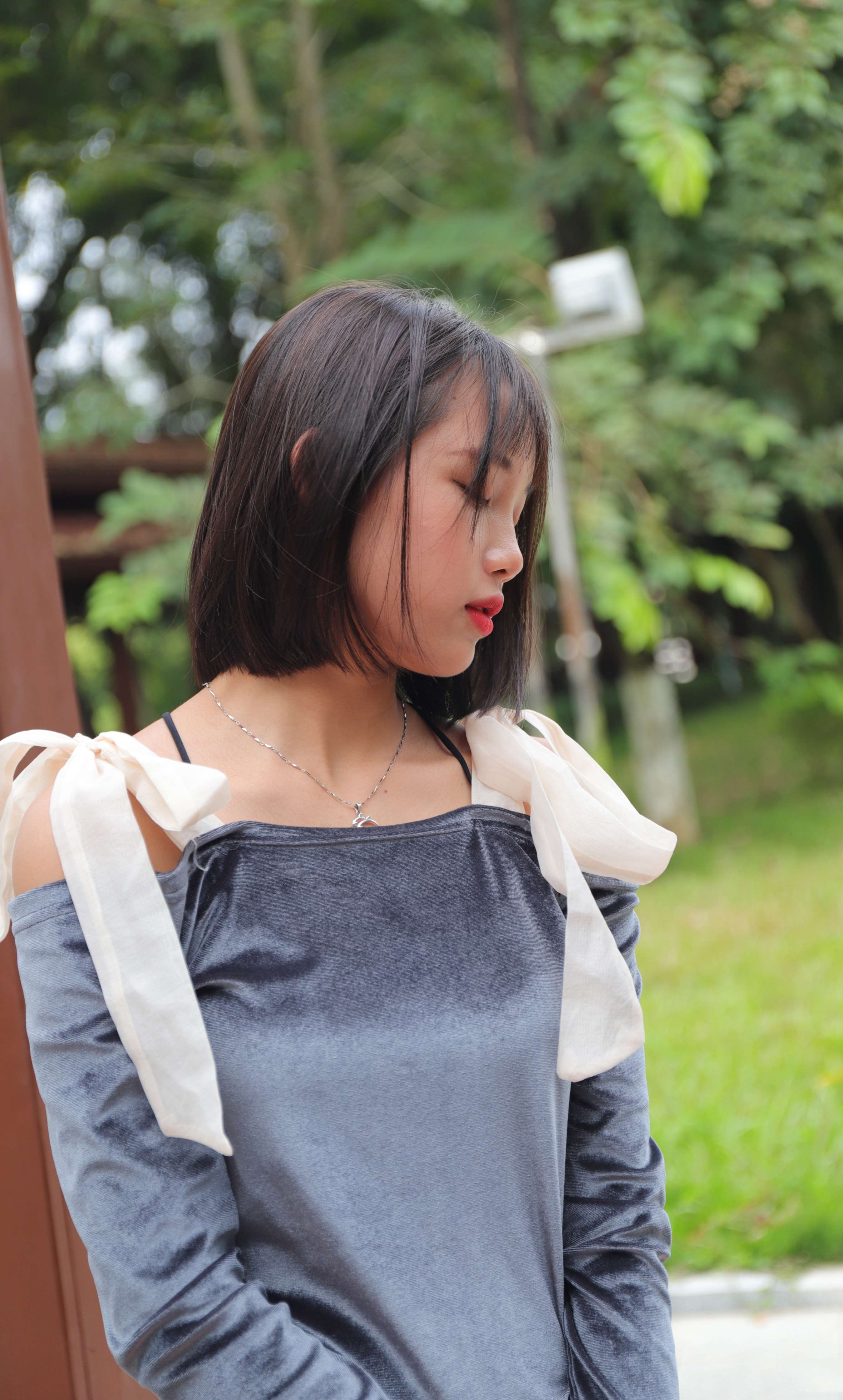 《师妹丽丽长廊展示38码脚丫》作品图