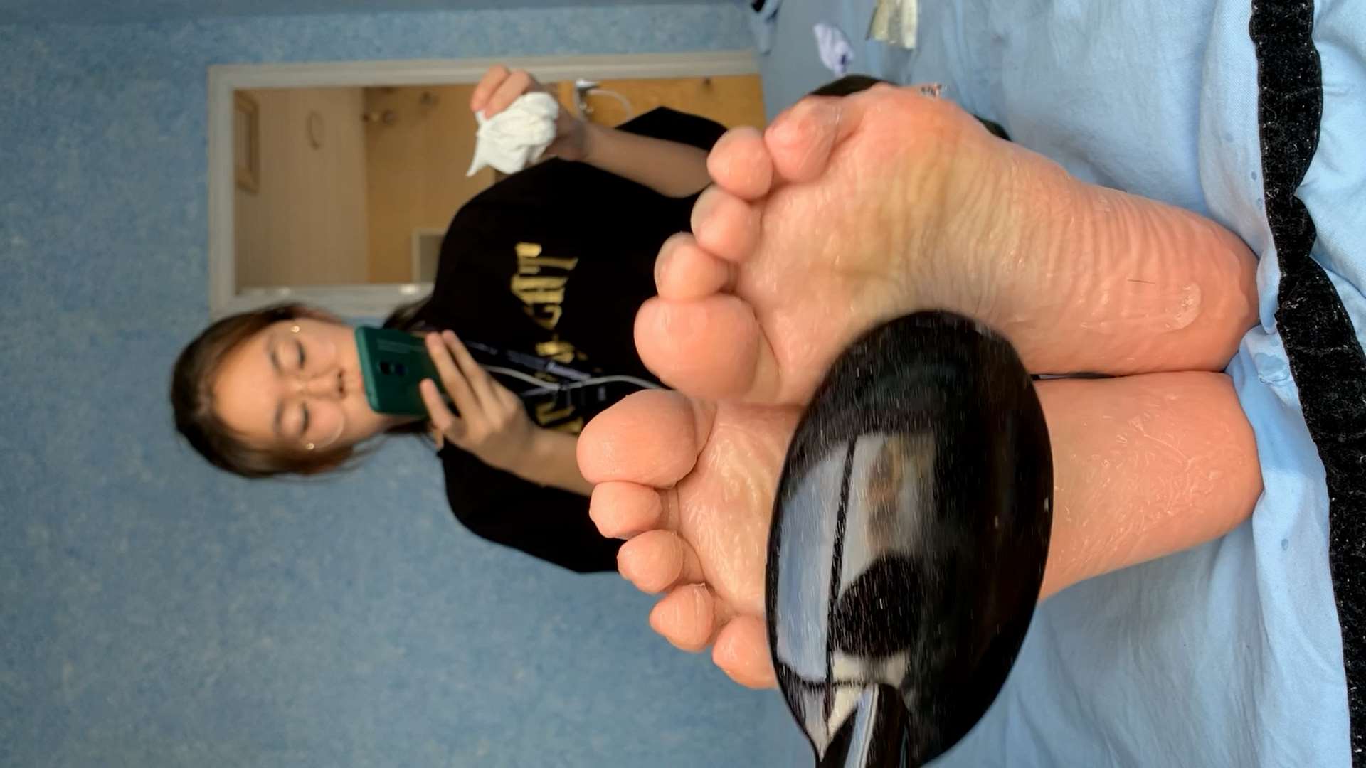 《眼镜美女体验梳子刷脚板底的感觉》作品图