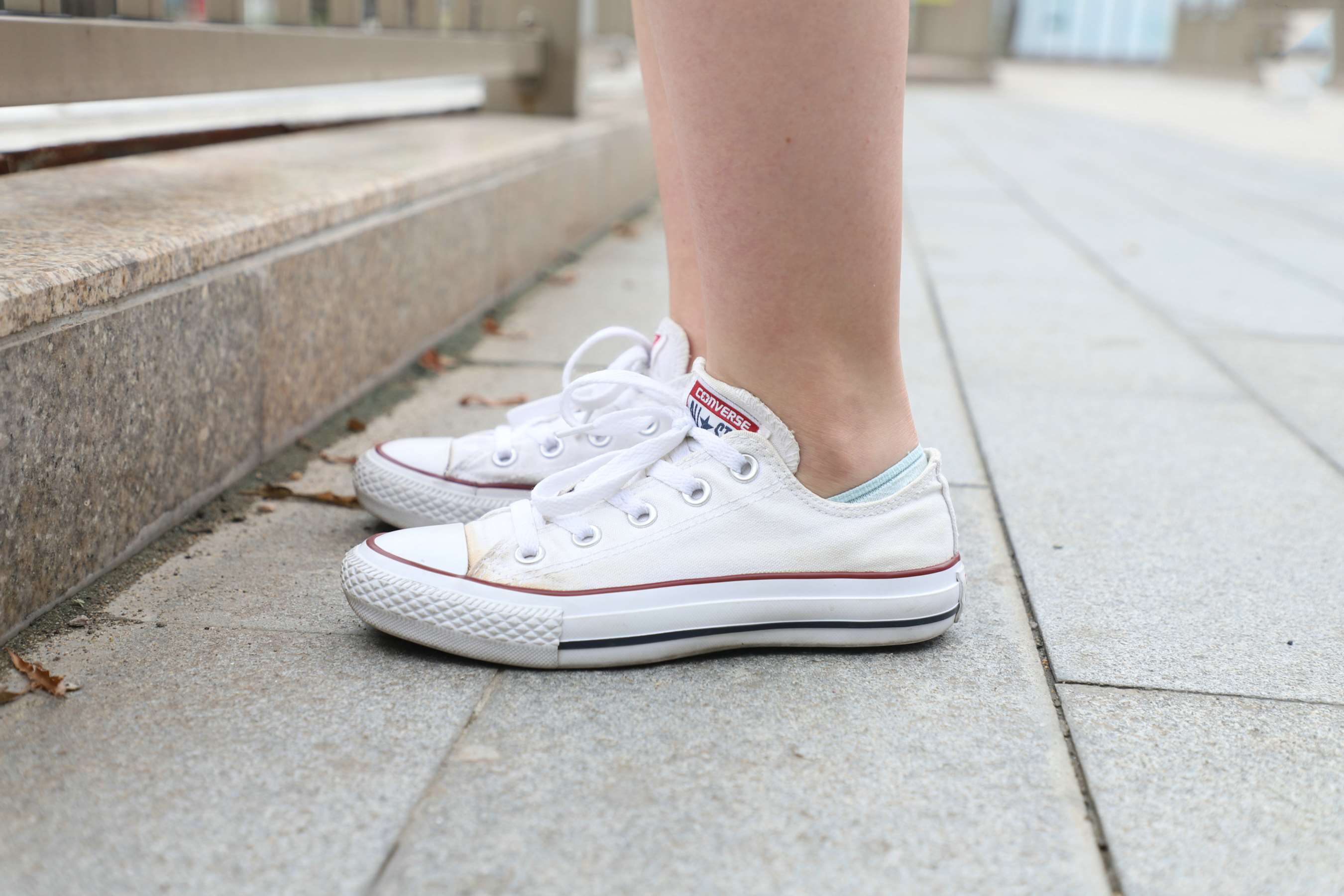 《师妹脱掉帆布鞋给你看》作品图