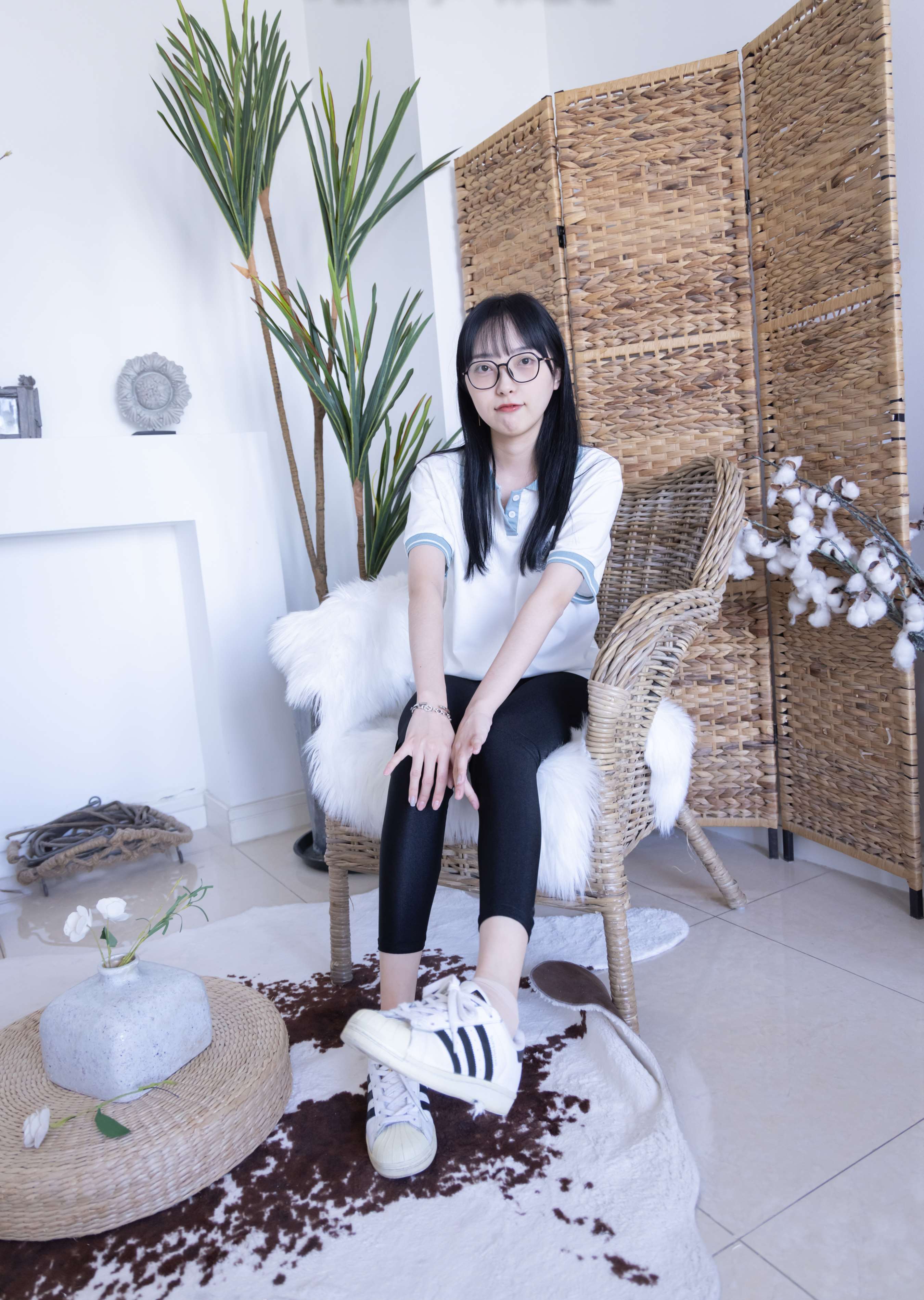 《师妹稚予匡威帆布鞋の短肉丝》作品图