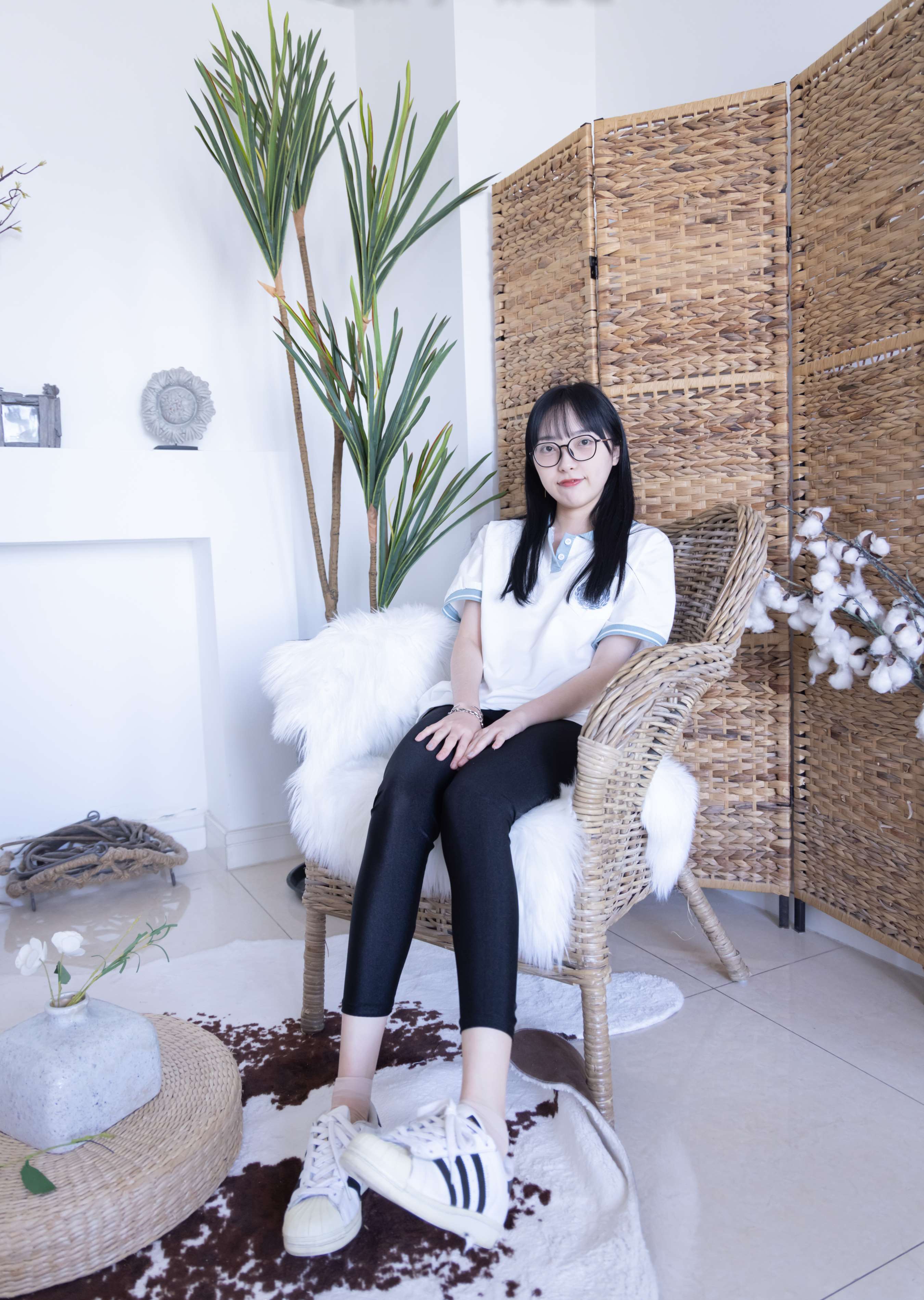 《师妹稚予匡威帆布鞋の短肉丝》作品图