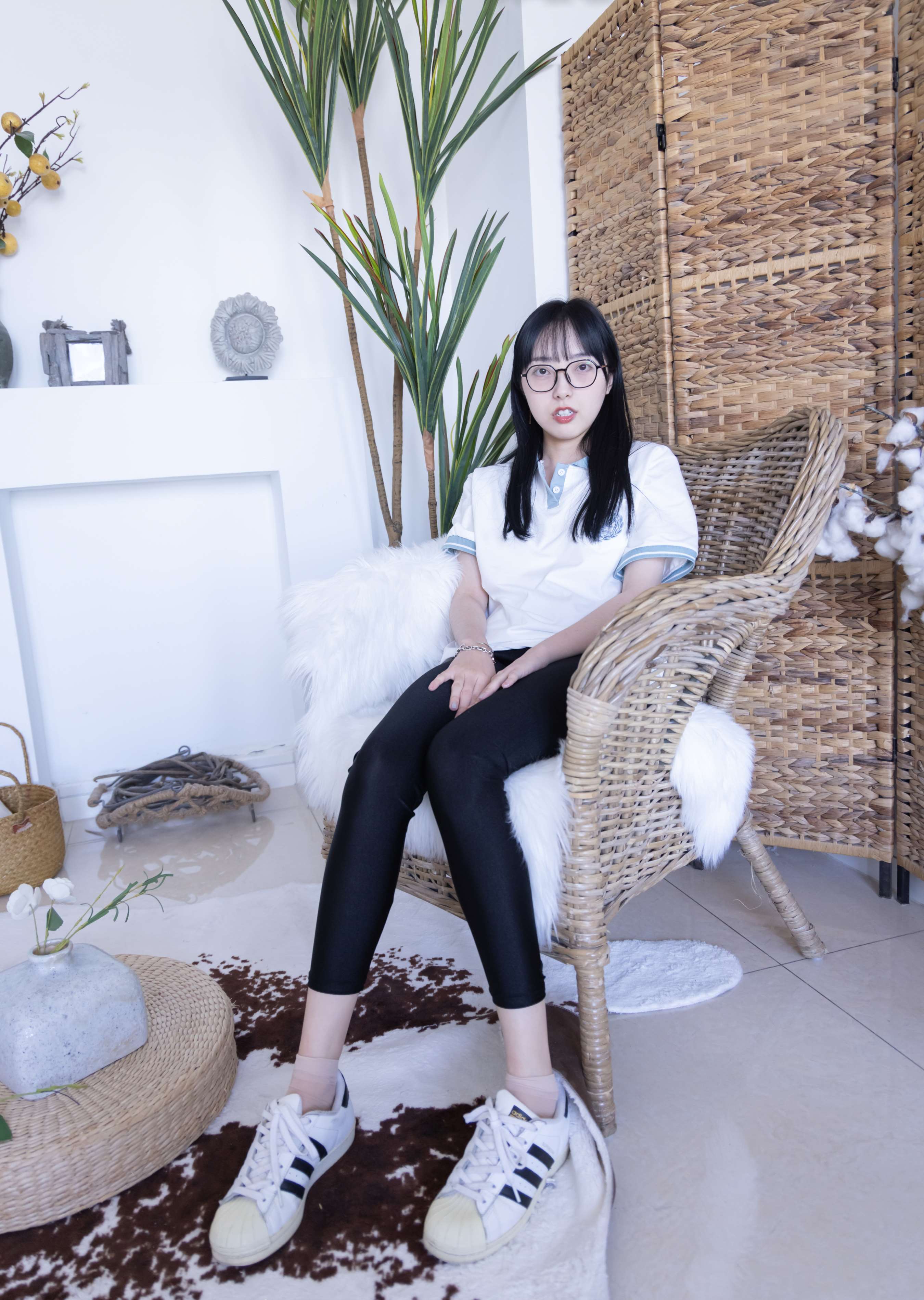 《师妹稚予匡威帆布鞋の短肉丝》作品图