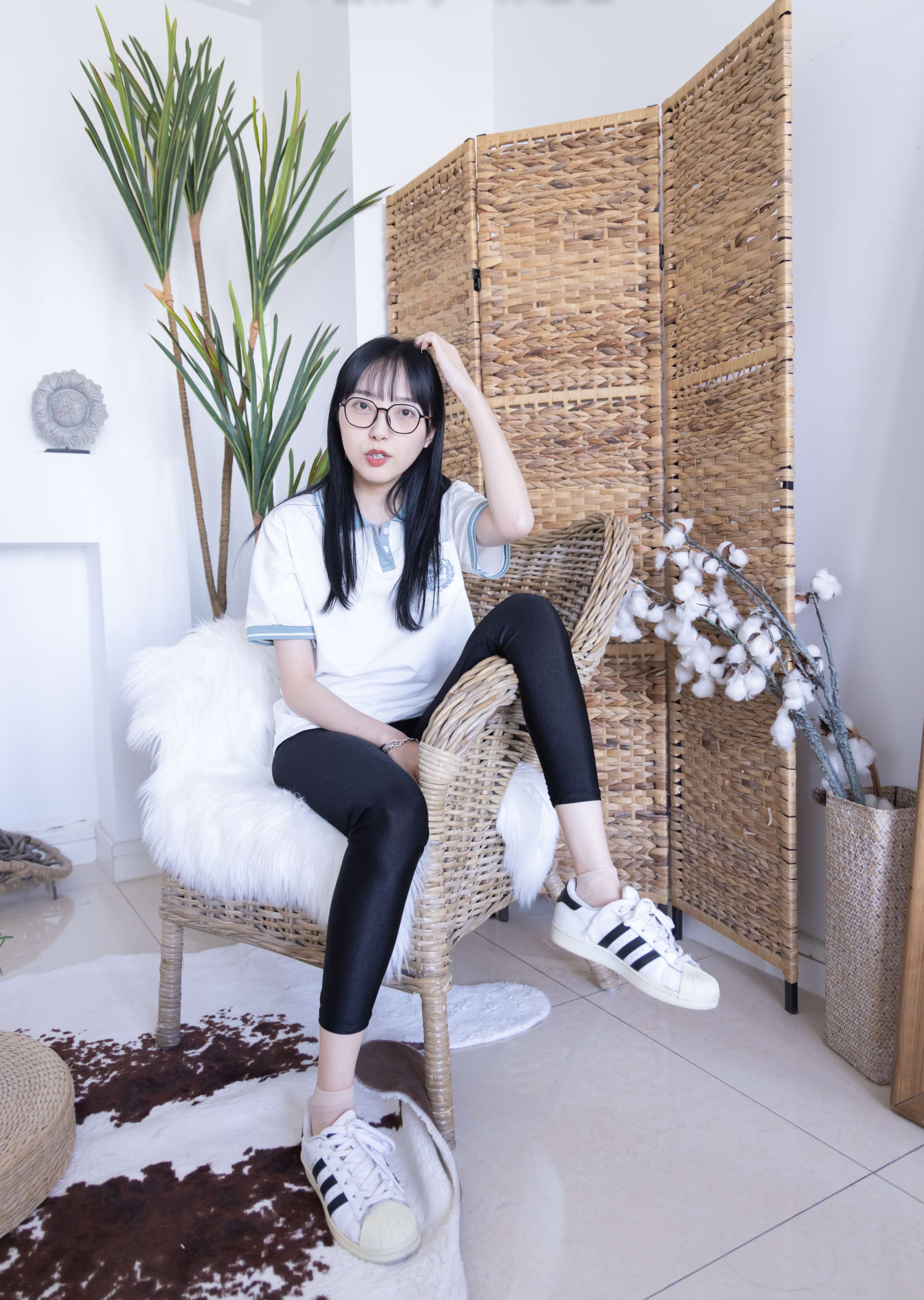 《师妹稚予匡威帆布鞋の短肉丝》作品图