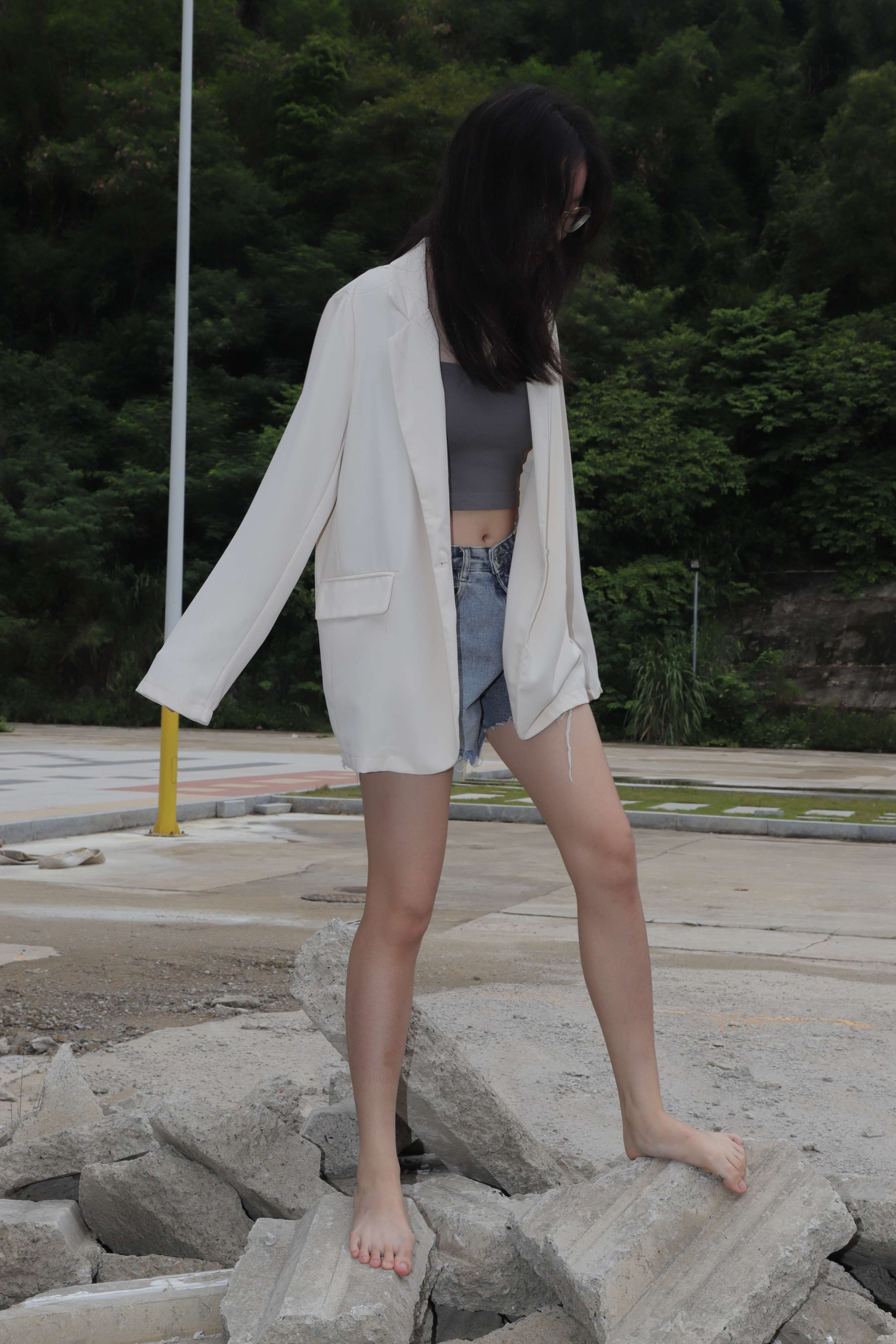 《珊珊少女创意产业园吊带赤脚》作品图