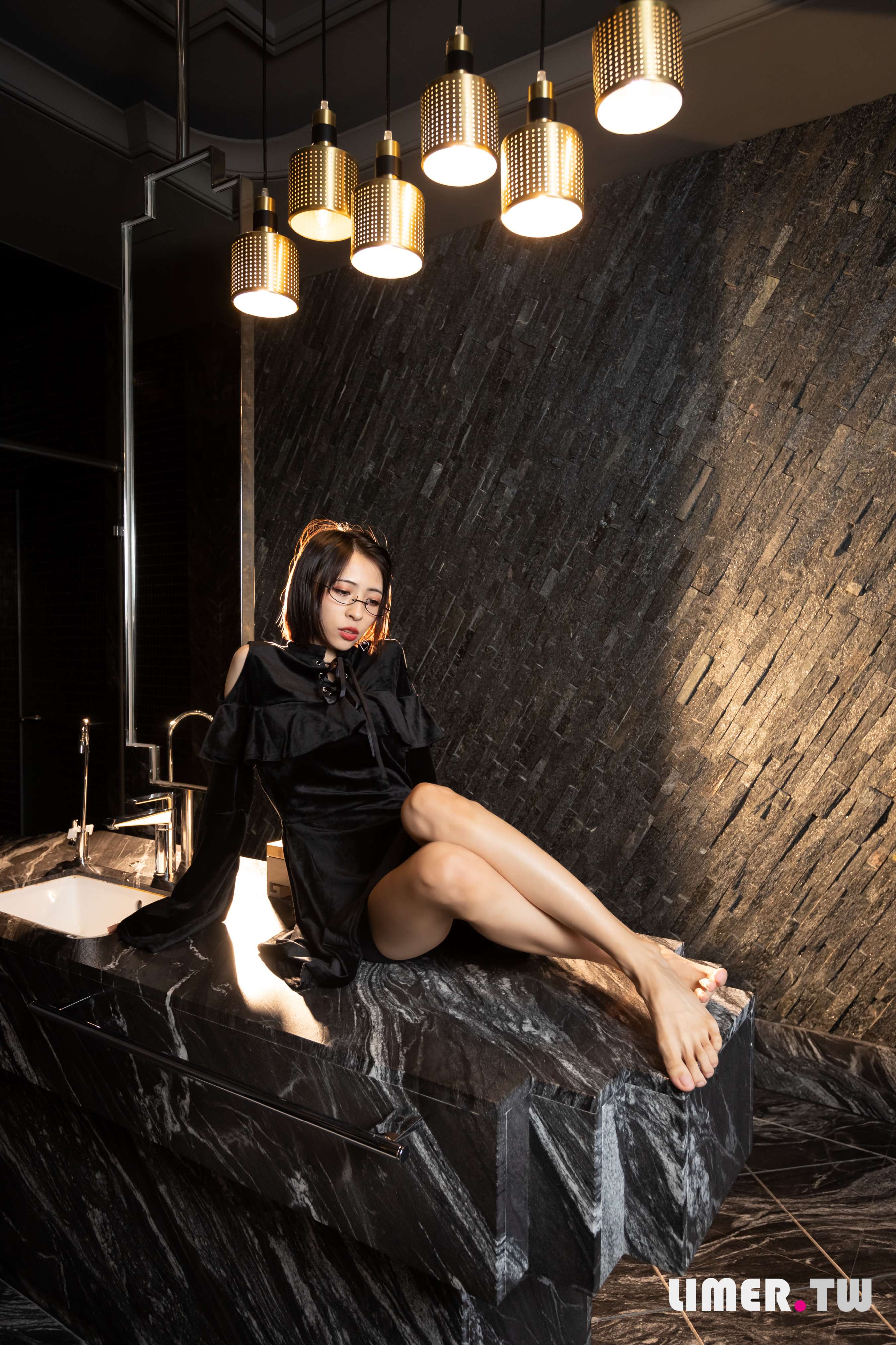 《少女子子凉鞋嫩足》作品图