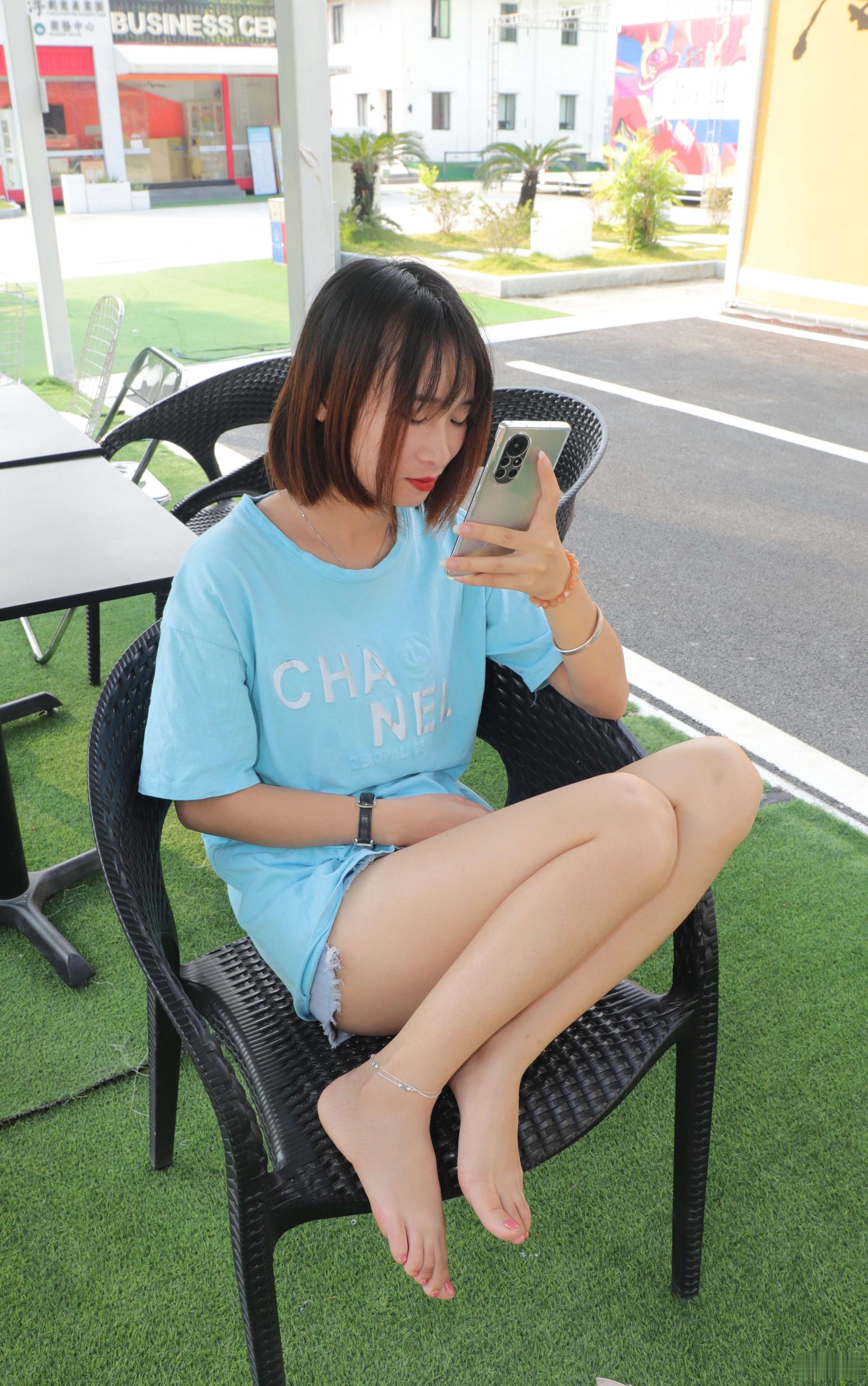 《小燕师妹的凉鞋脚丫》作品图