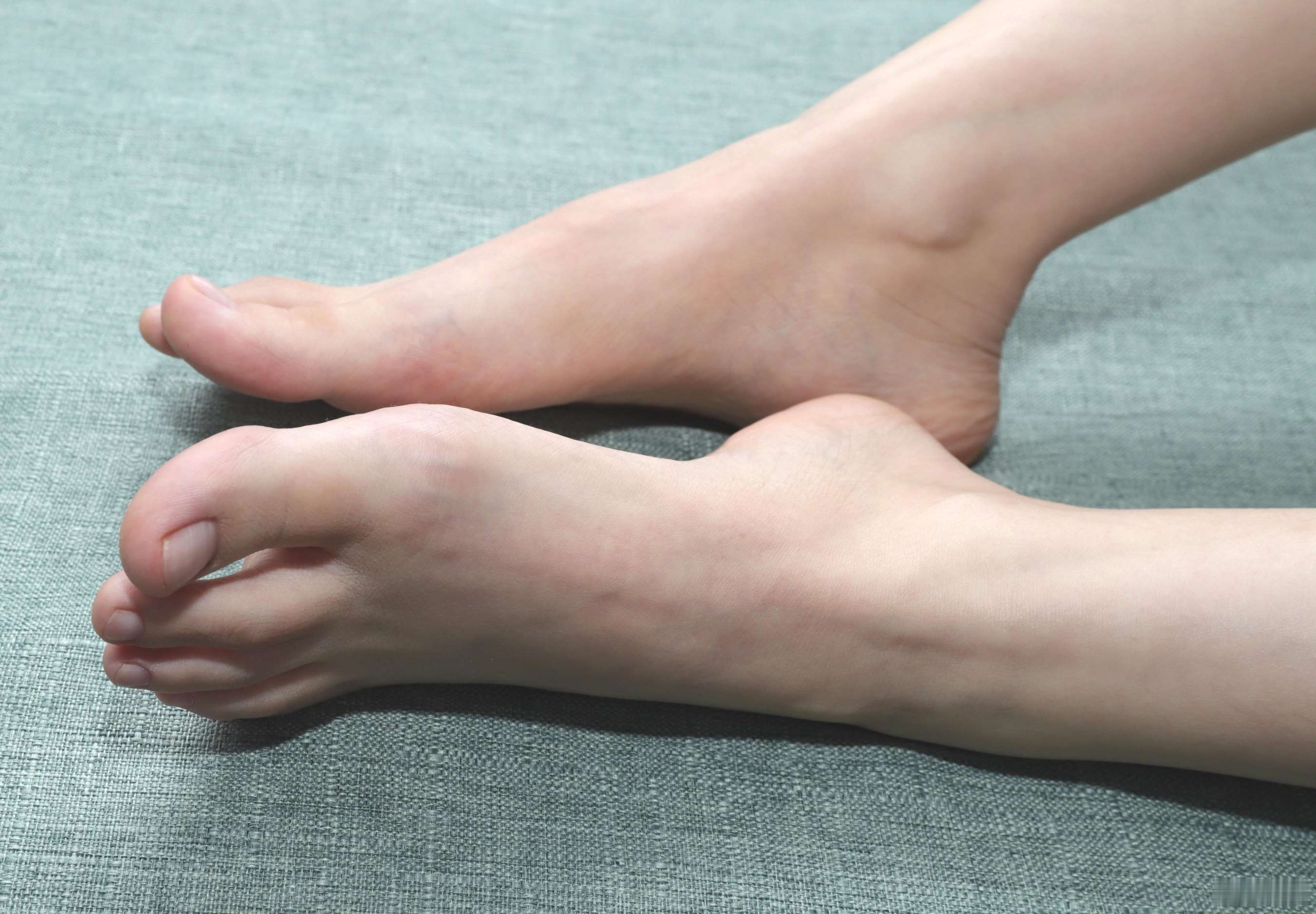 《小芳少女性感吊带展示脚丫》作品图