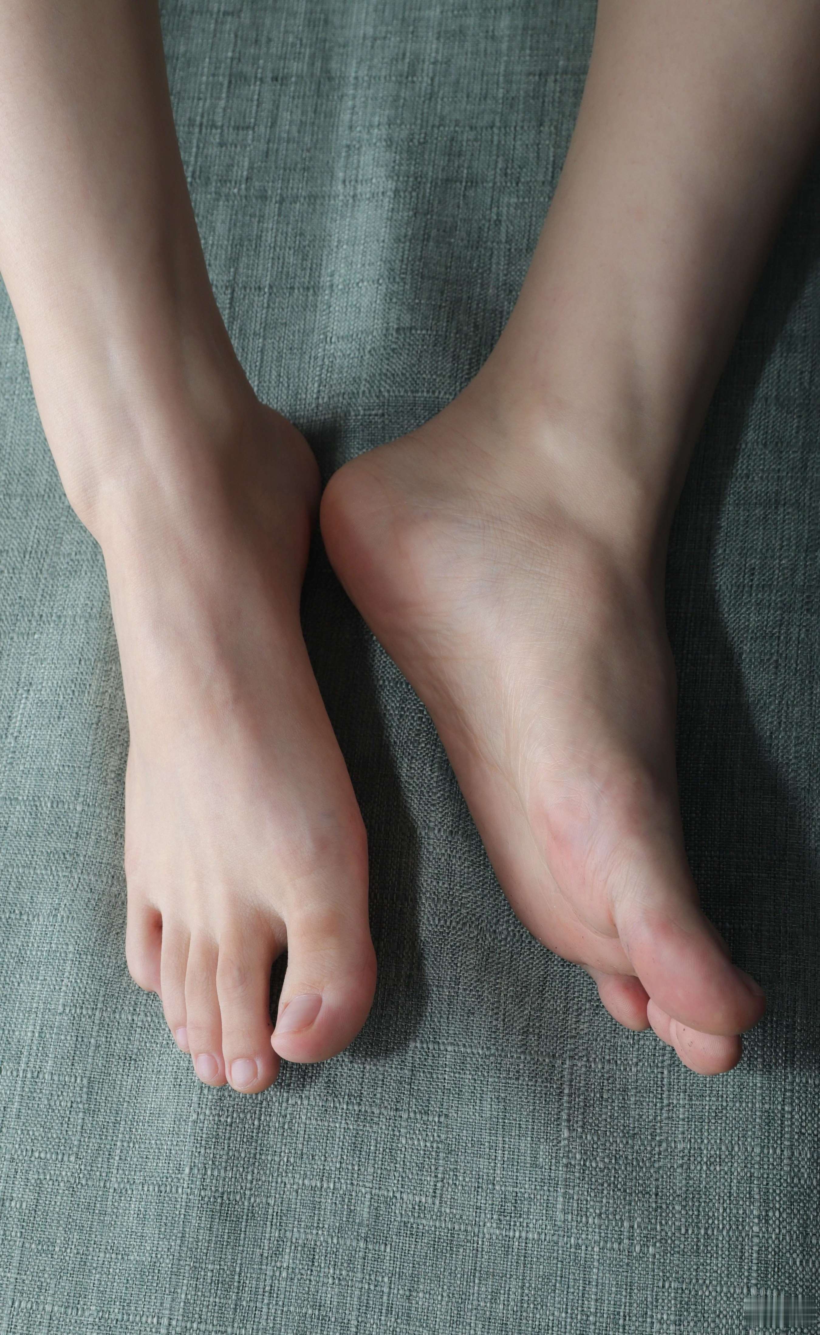 《小芳少女性感吊带展示脚丫》作品图