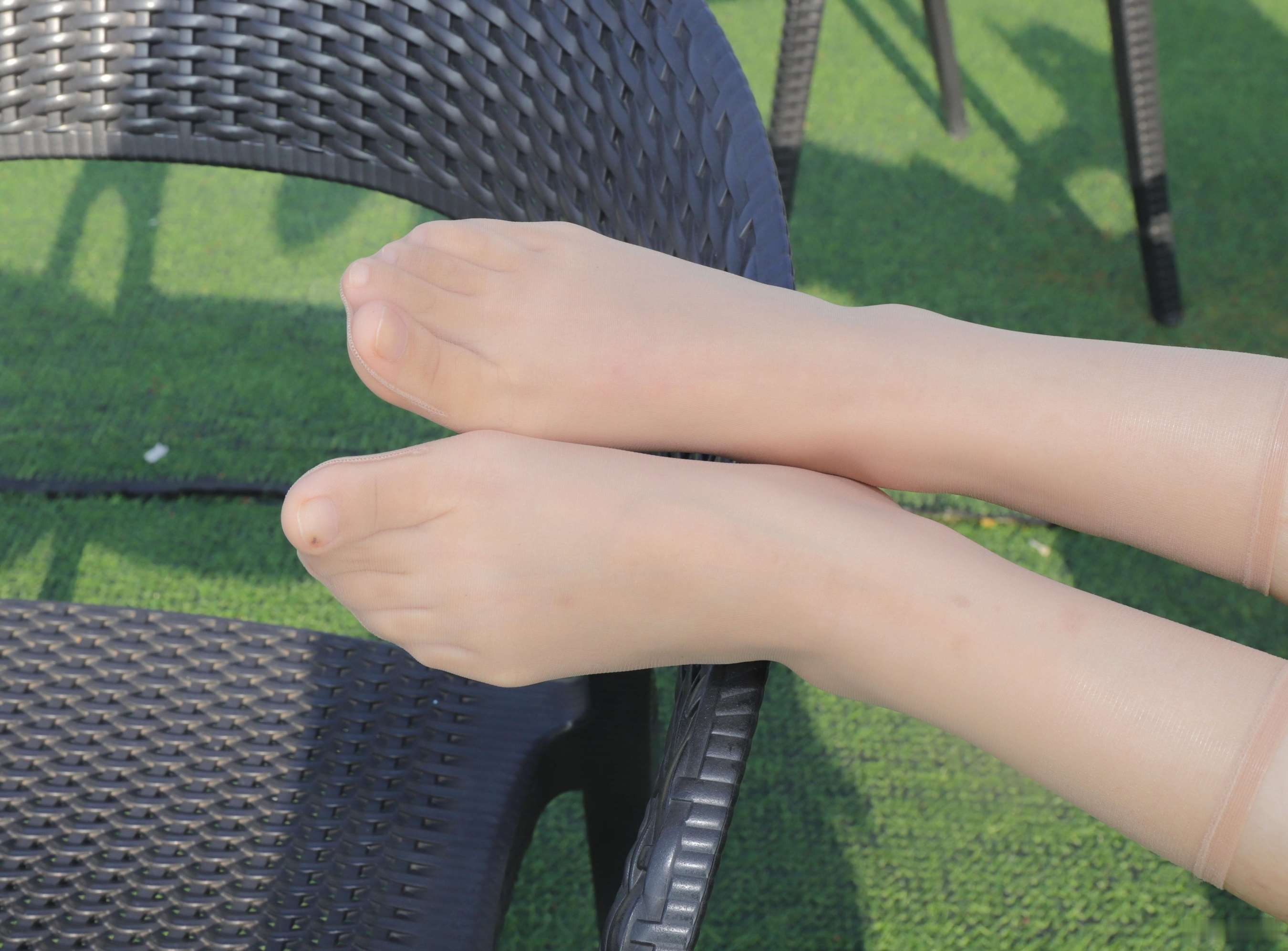 《小燕少女脱下高跟鞋露出丝袜脚丫》作品图