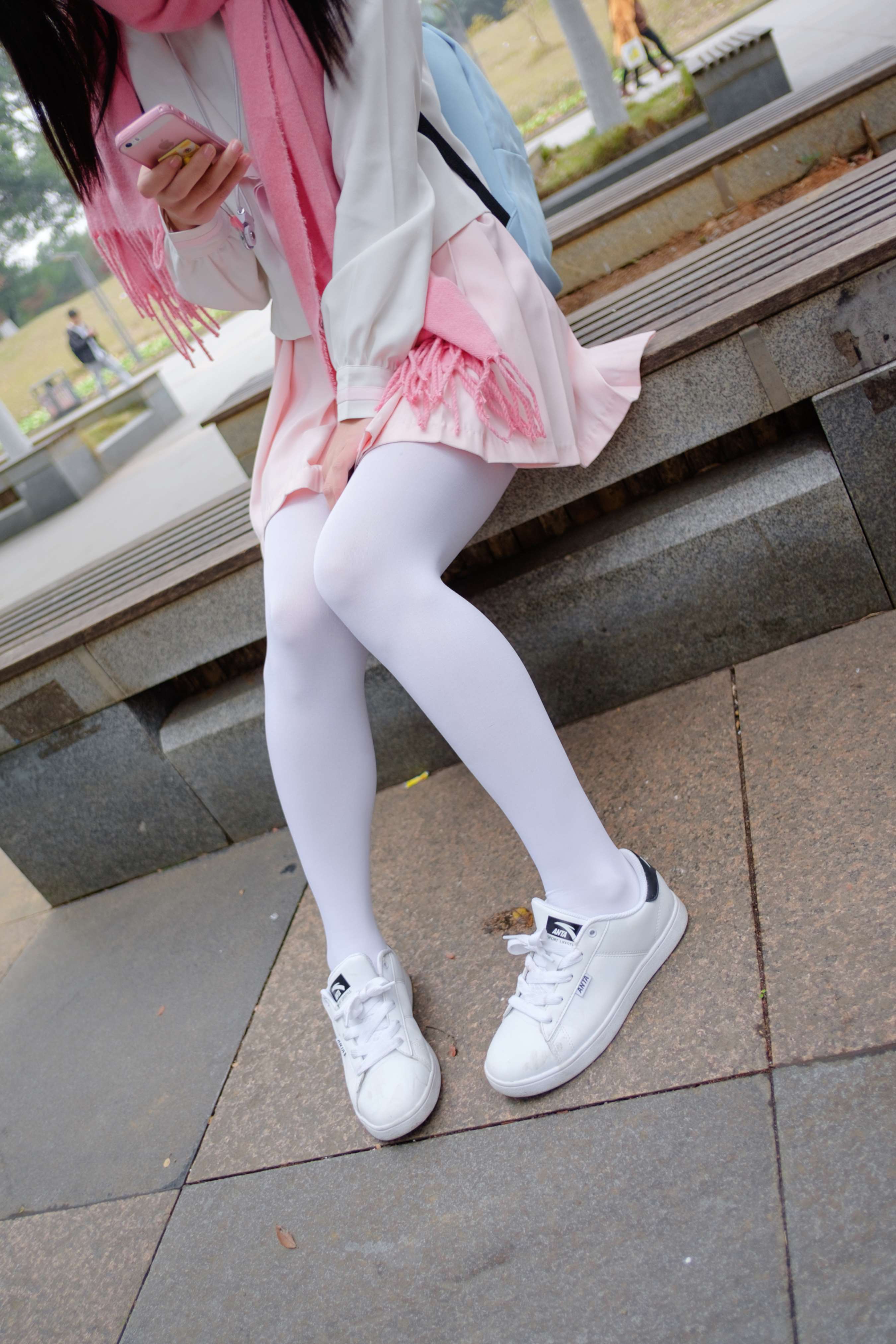 《白丝粉红少女放学路上》作品图