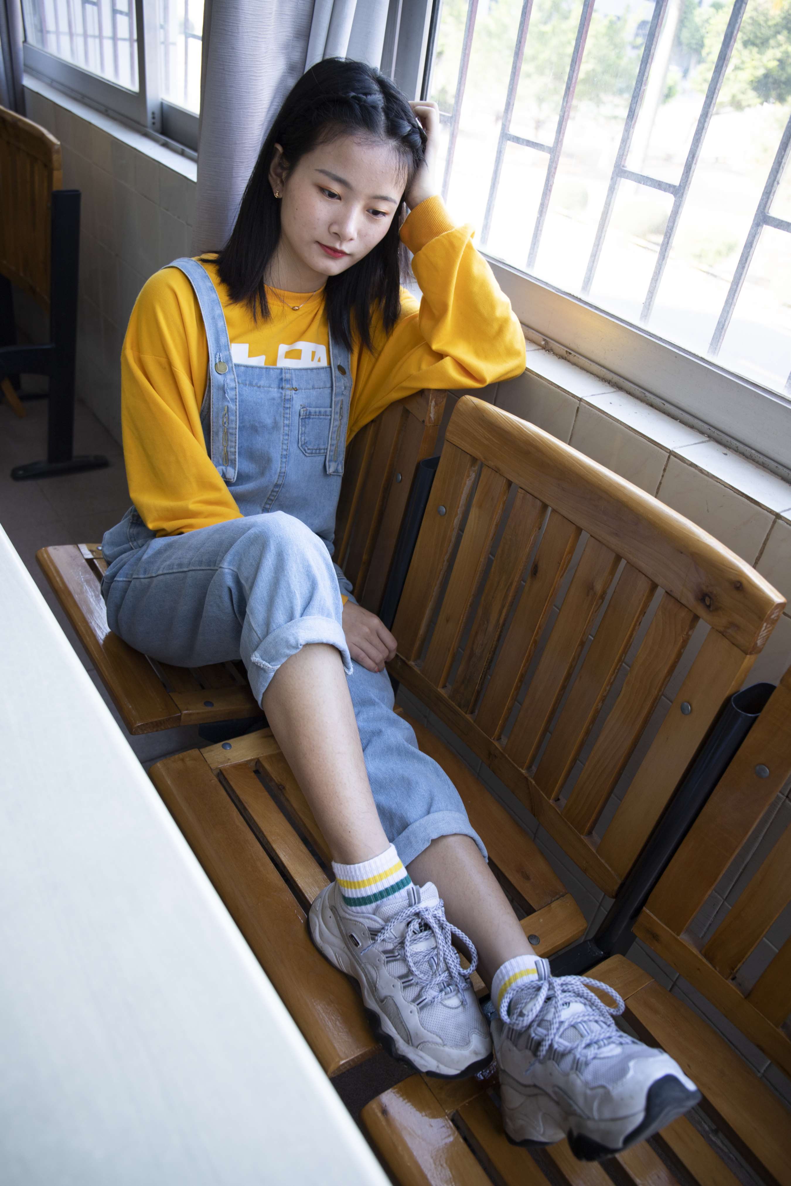 《琳琳师妹教室秀脚丫》作品图