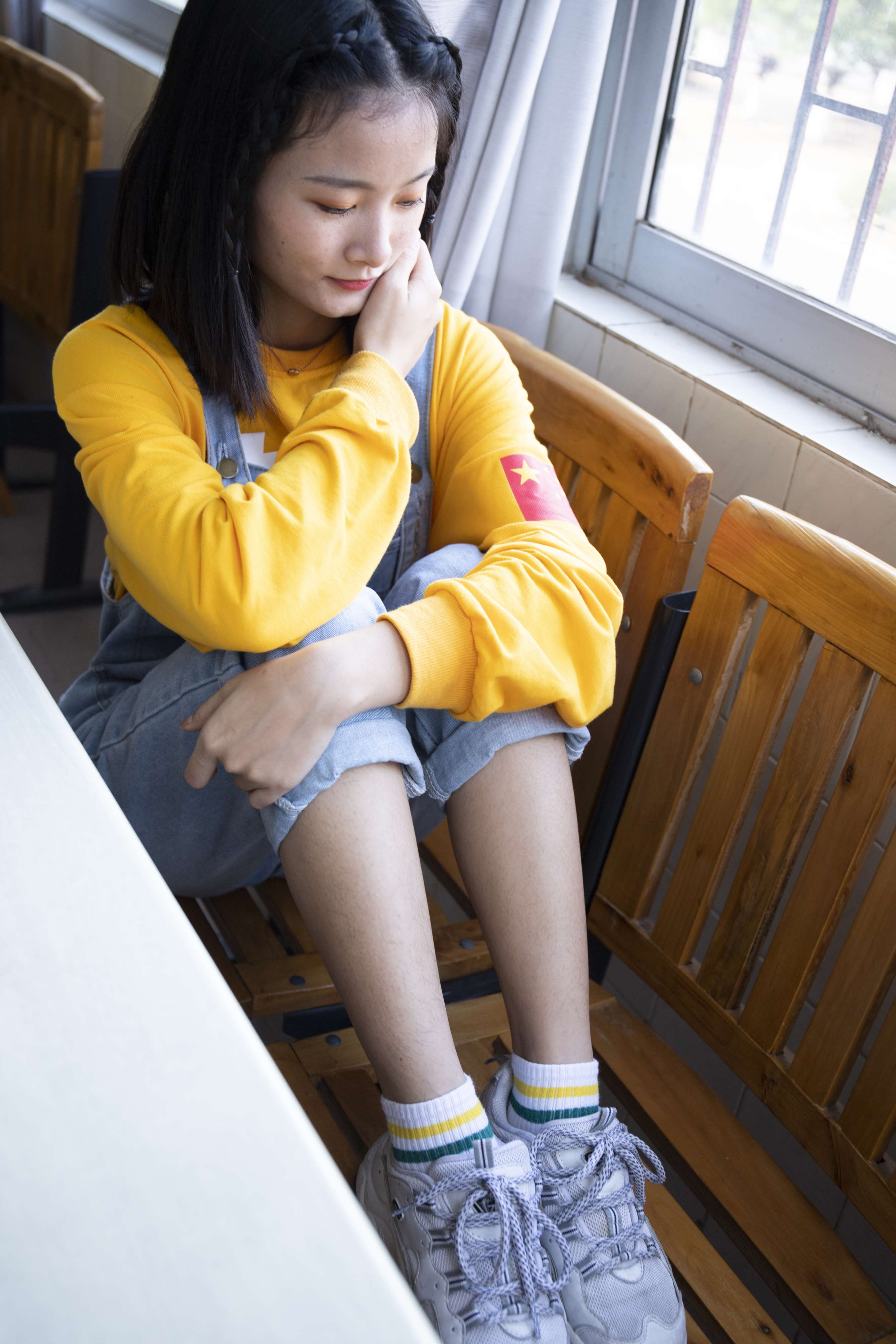 《琳琳师妹教室秀脚丫》作品图