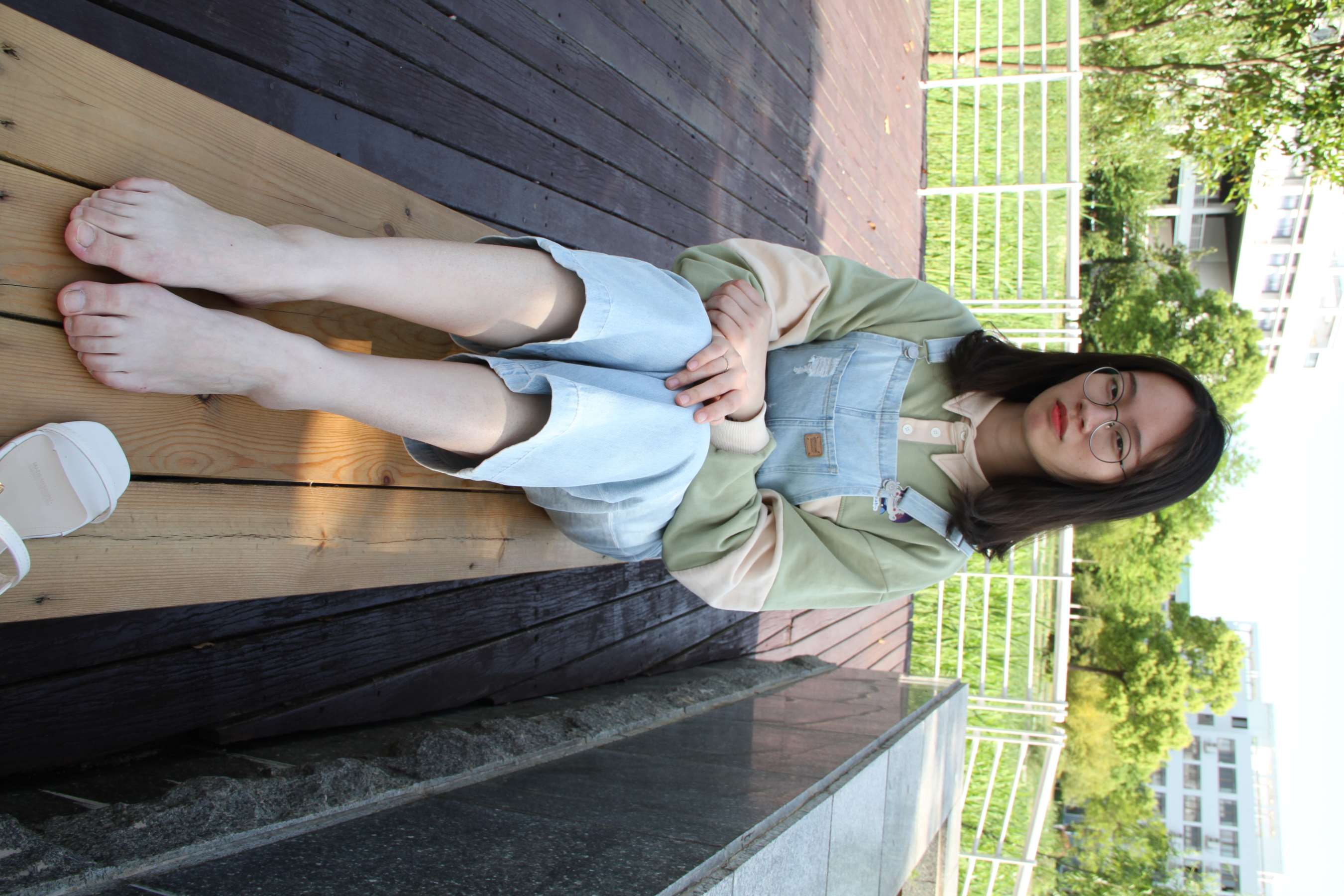 《眼镜小师妹校园展赤足》作品图