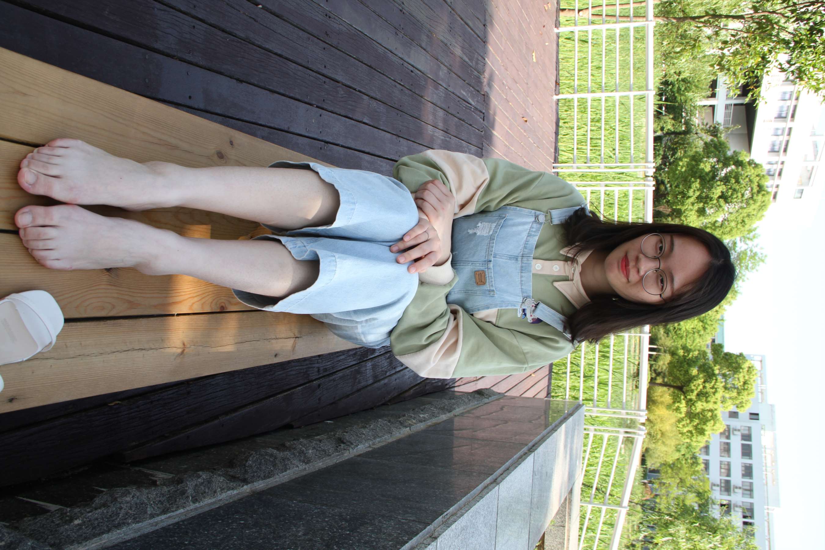 《眼镜小师妹校园展赤足》作品图