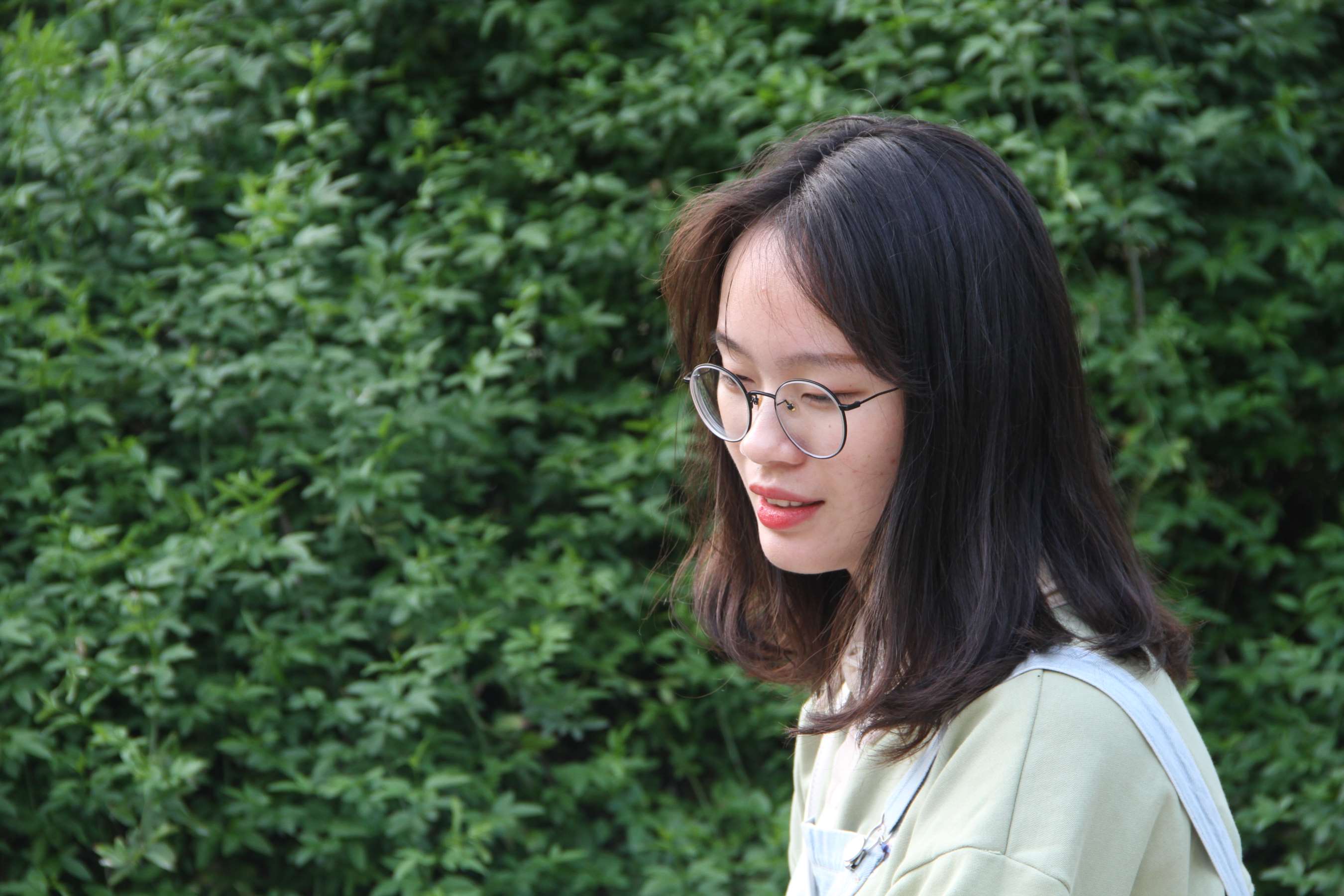 《眼镜小师妹校园展短丝足》作品图