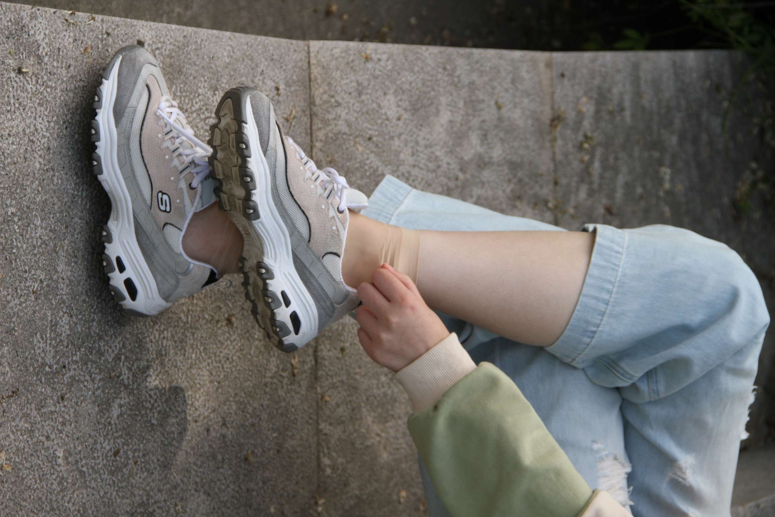 《眼镜小师妹校园展短丝足》作品图