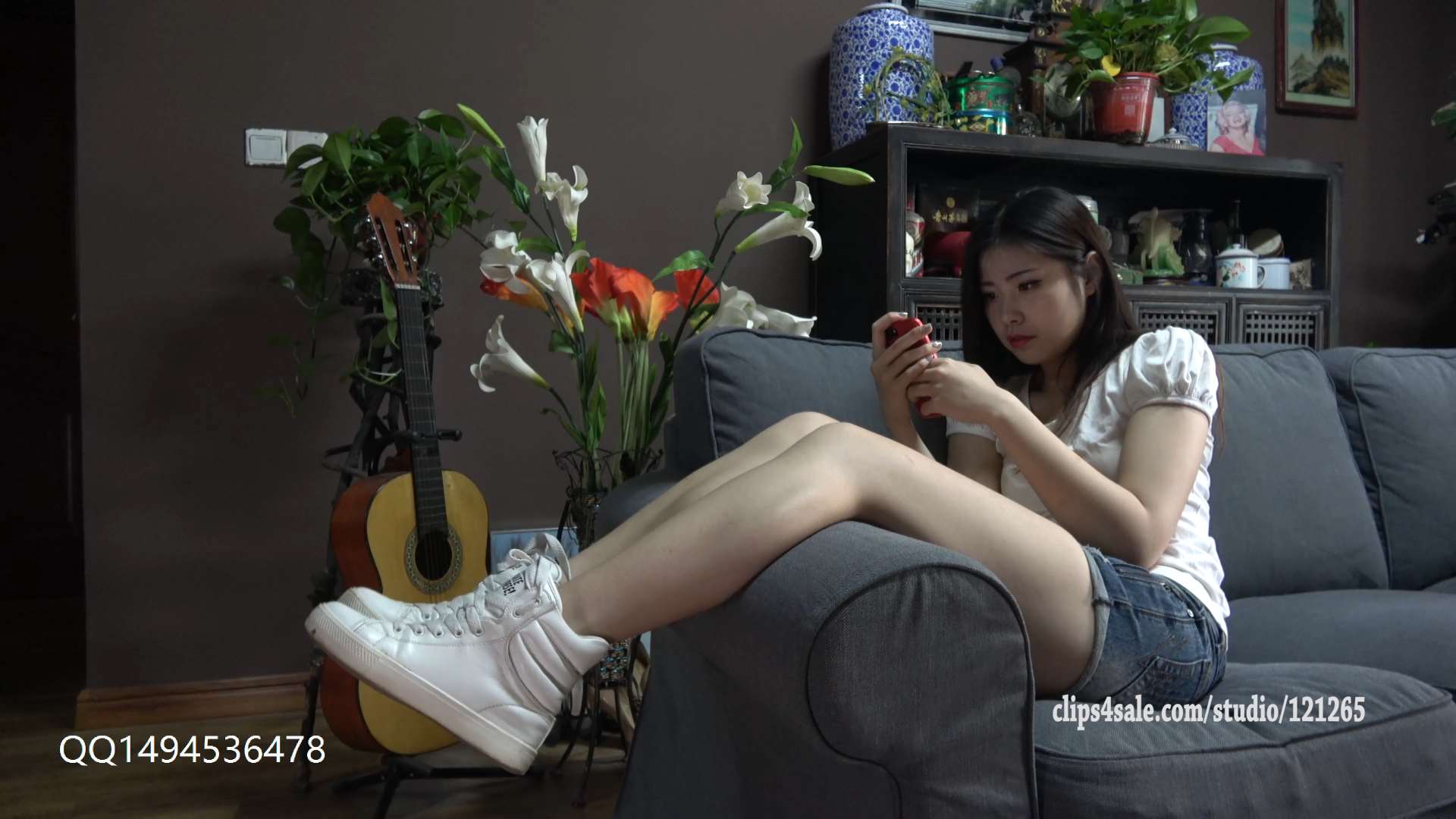 《K&M-王静的白色袜子和运动鞋》作品图