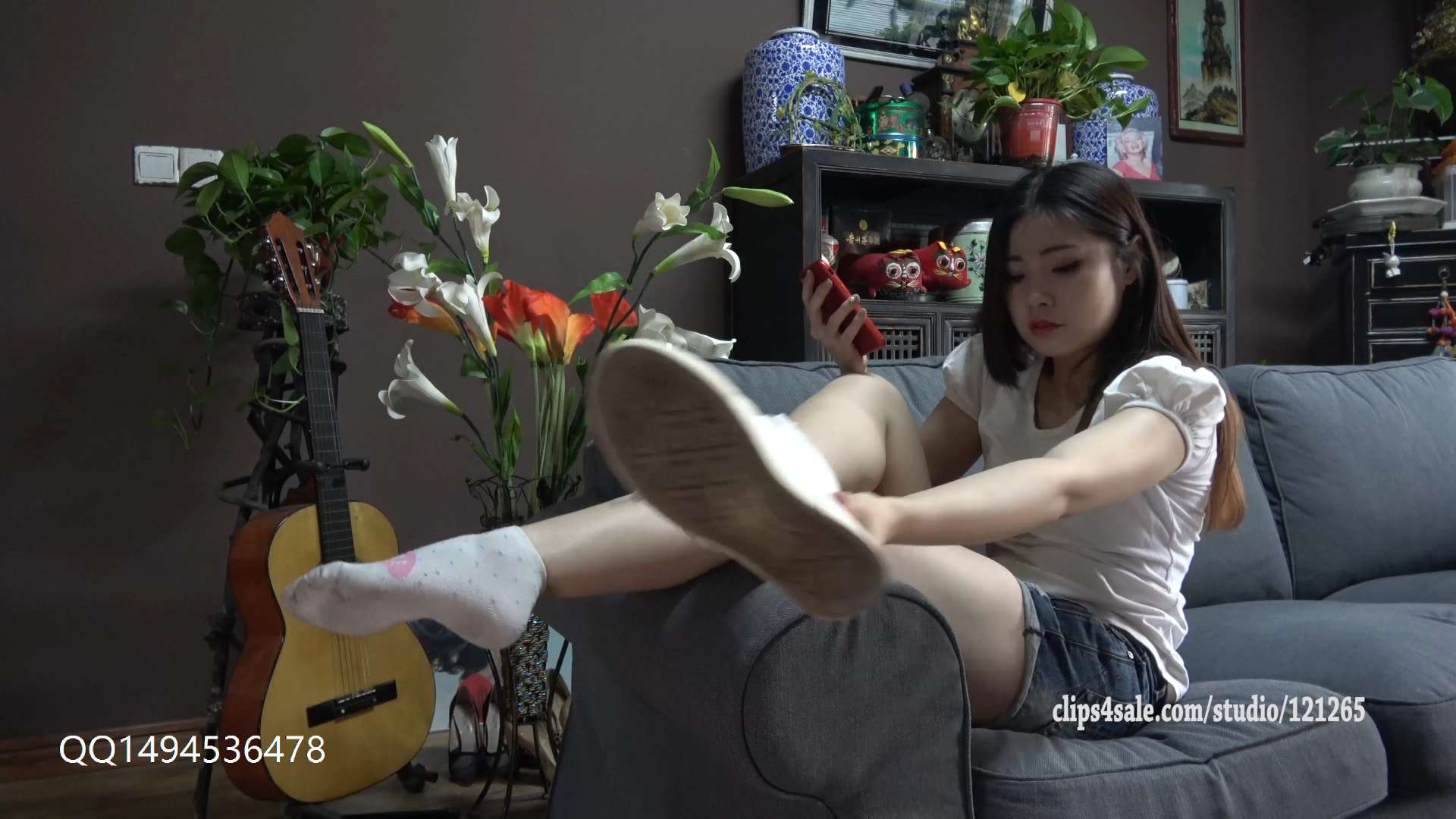 《K&M-王静的白色袜子和运动鞋》作品图