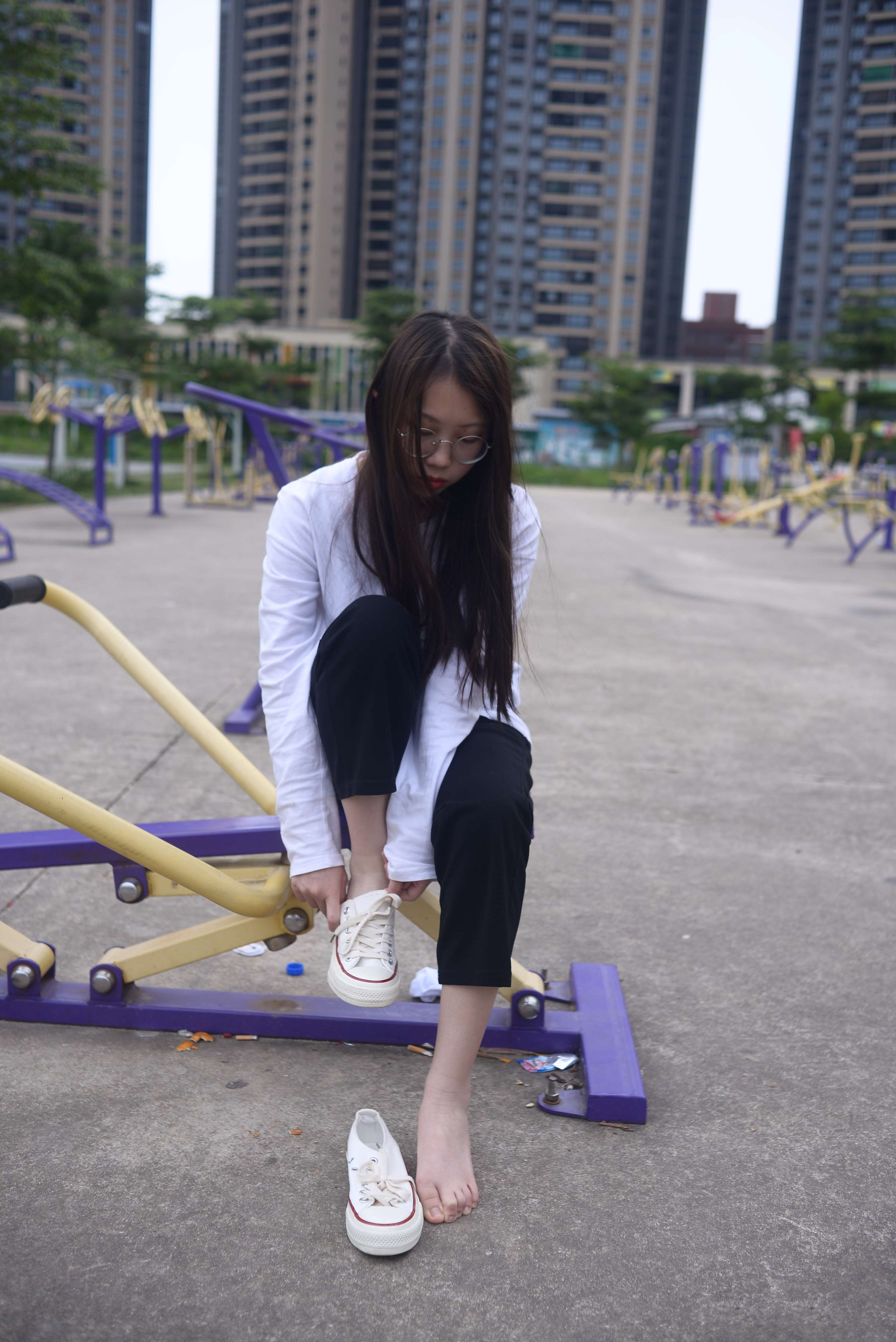 《公园健身器材上的四眼小姐姐》作品图