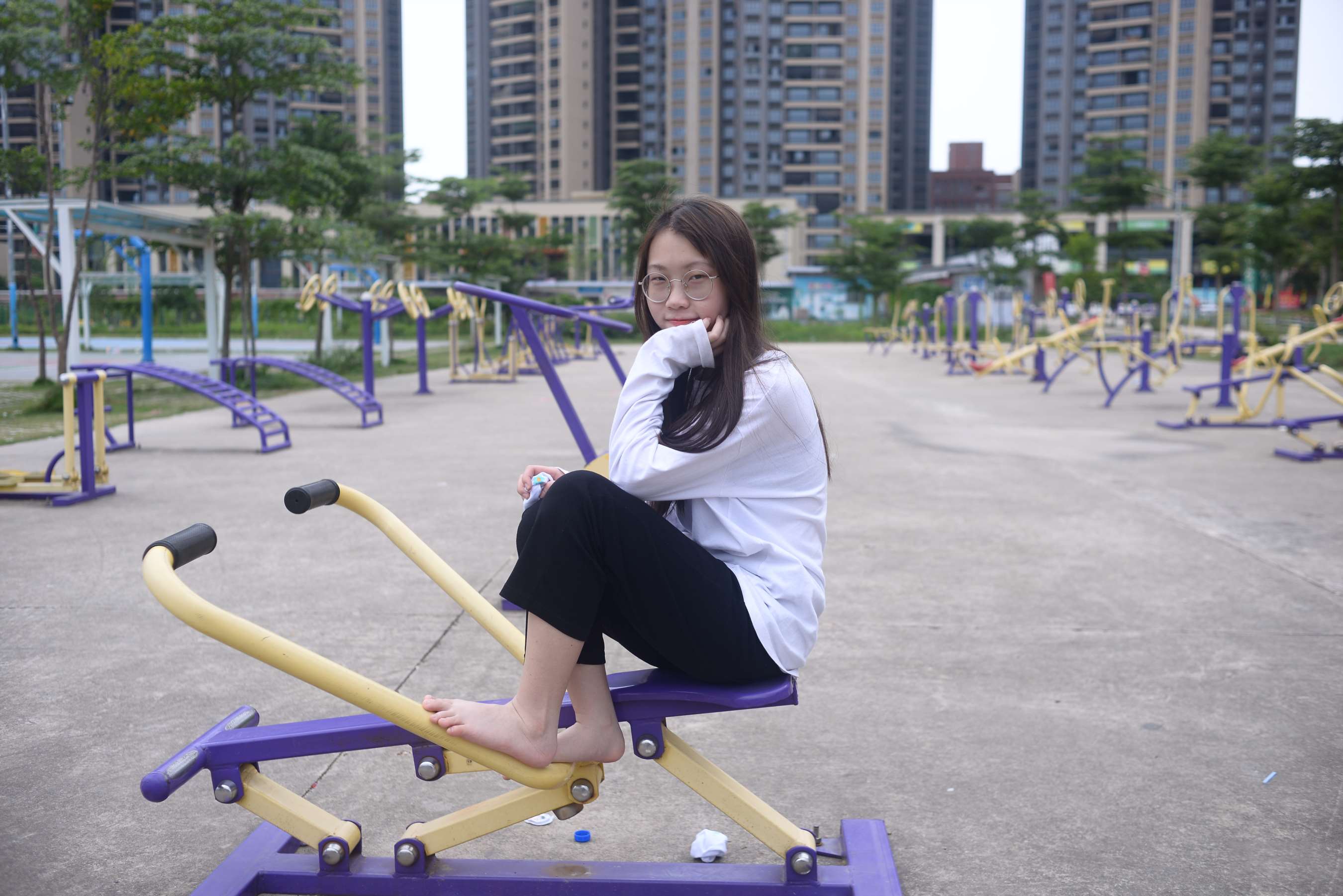 《公园健身器材上的四眼小姐姐》作品图