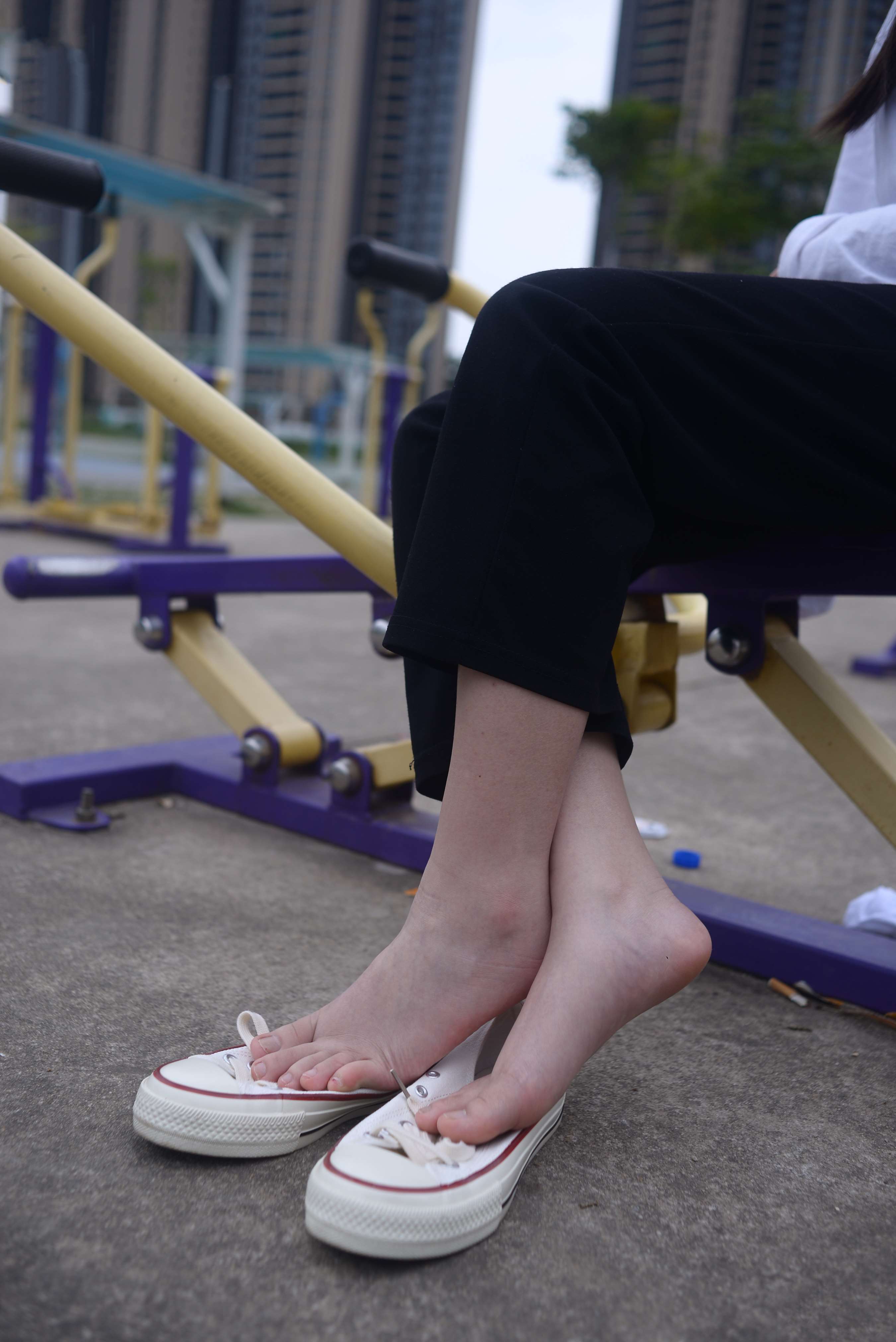 《公园健身器材上的四眼小姐姐》作品图