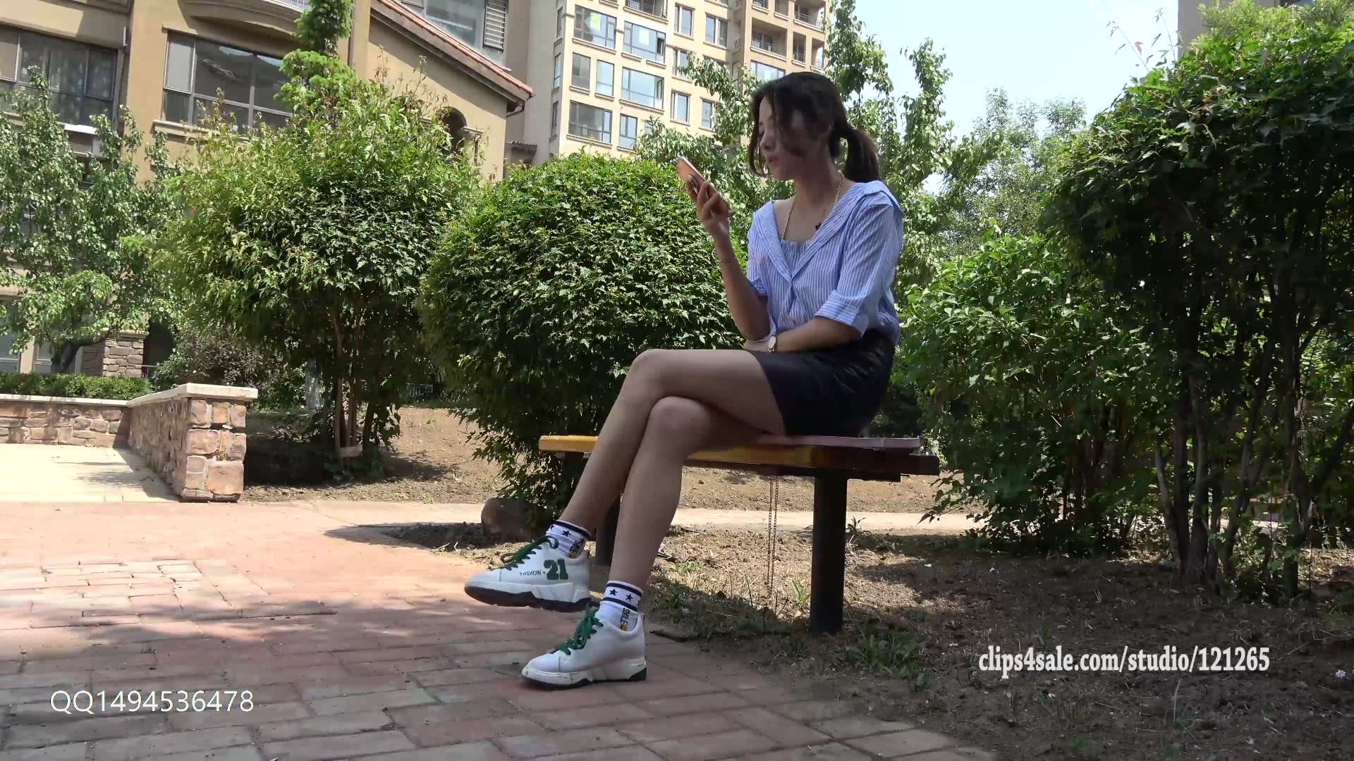 《K&M-运动鞋白色脏袜子》作品图