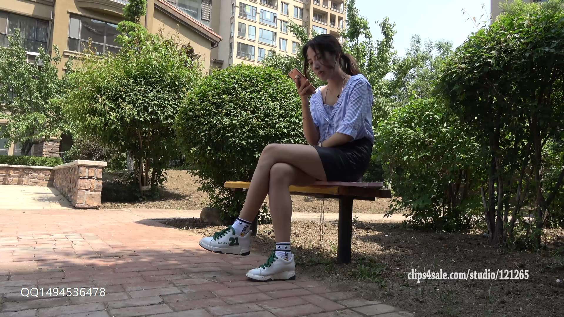 《K&M-运动鞋白色脏袜子》作品图