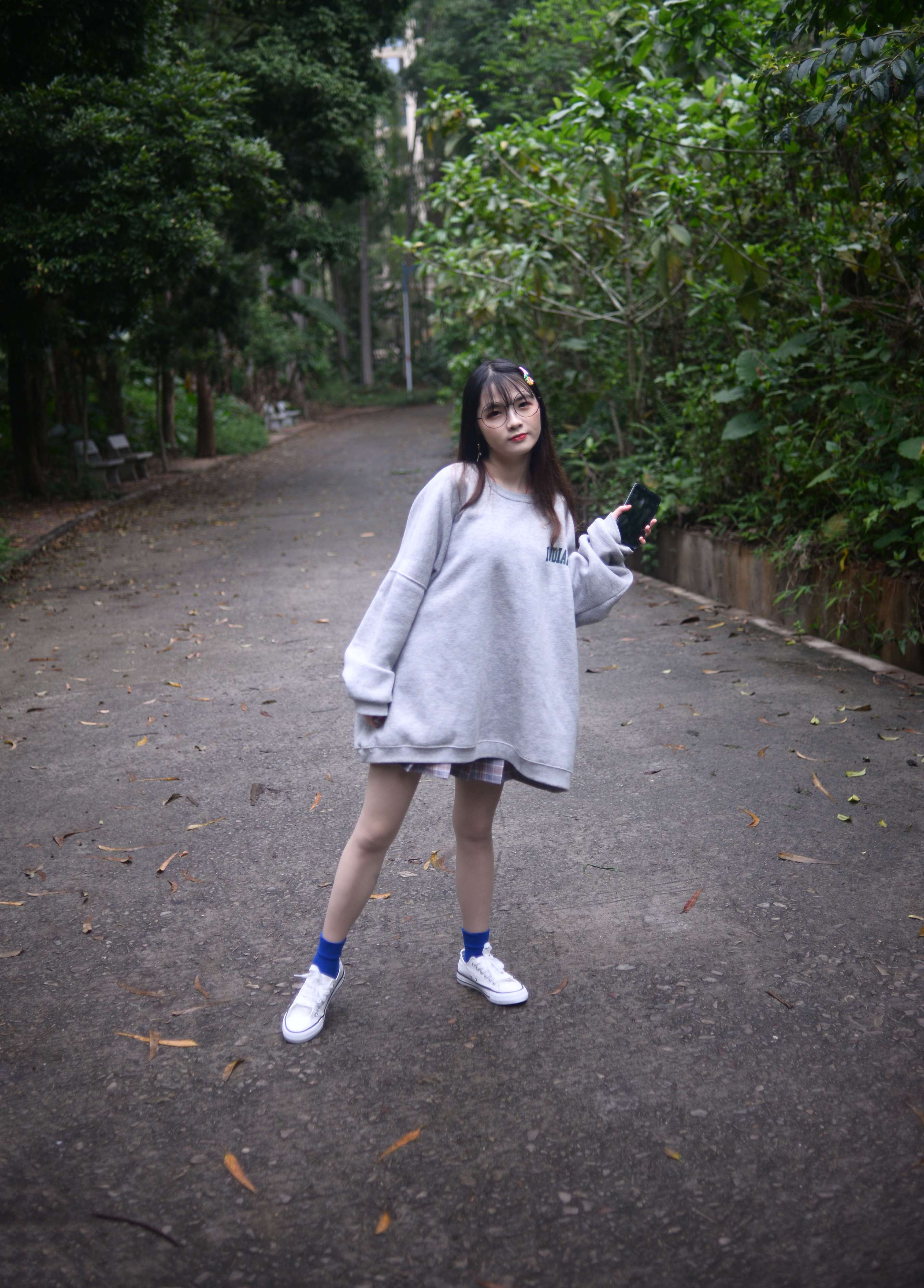 《优米学妹 裙摆撑得起所有温柔和盛夏》作品图