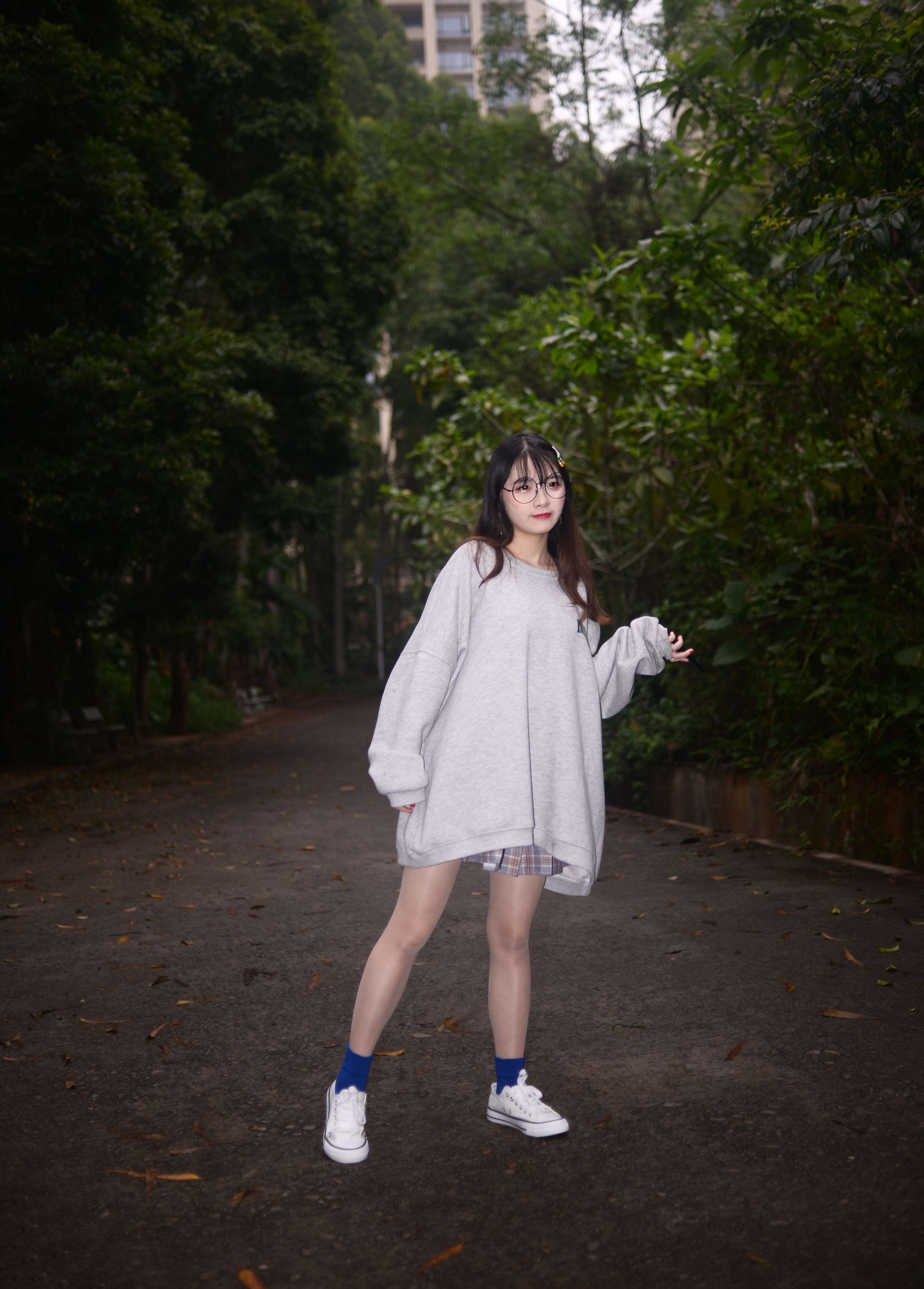 《优米学妹 裙摆撑得起所有温柔和盛夏》作品图