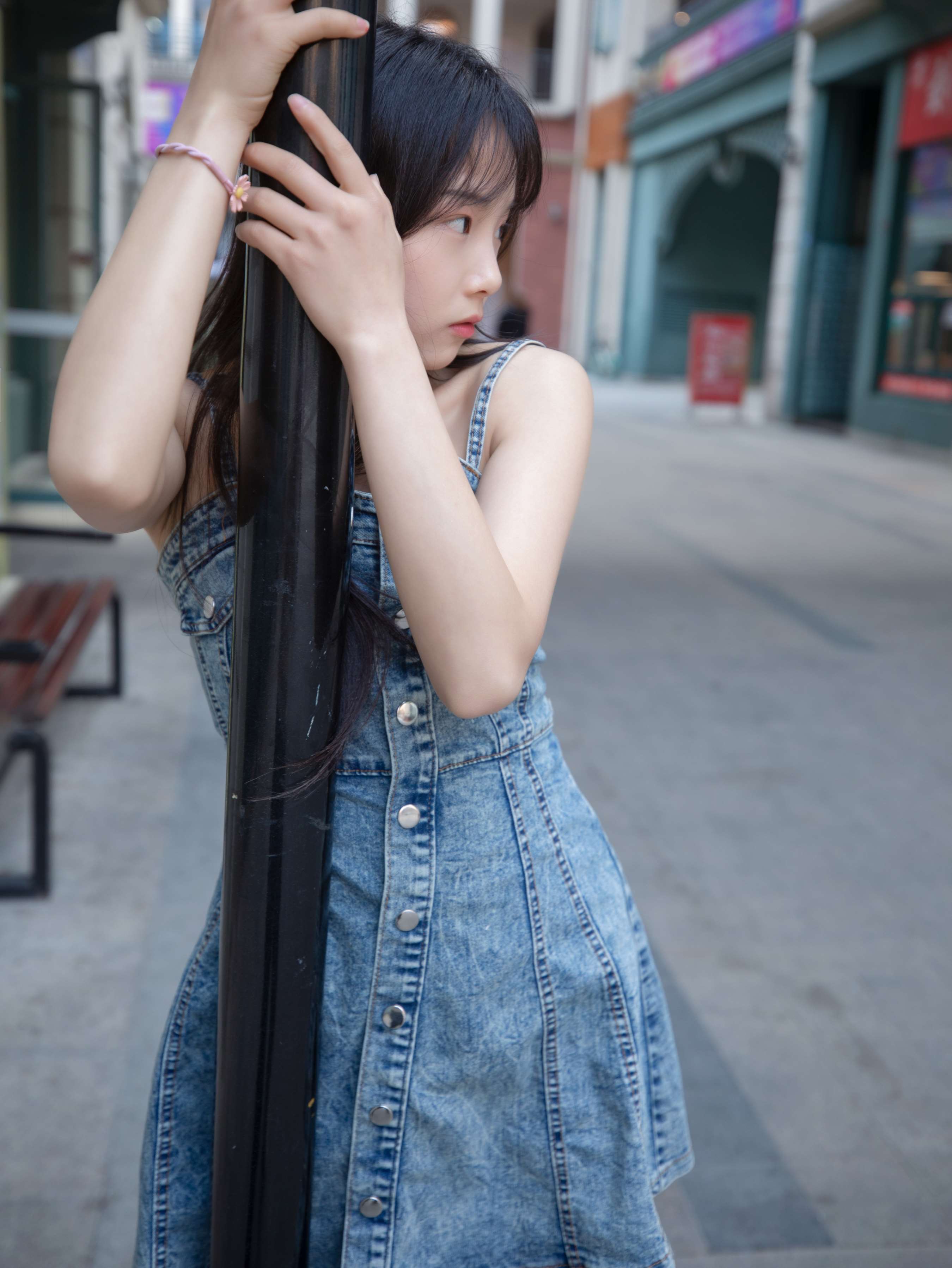 《小师妹牛仔裙の小白鞋》作品图