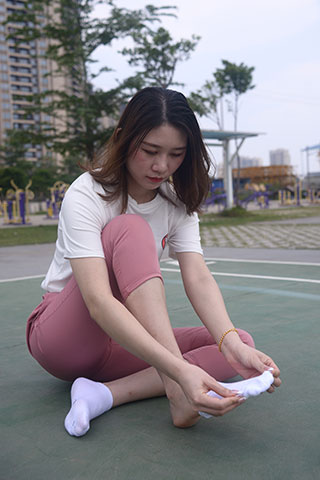 赵沛-篮球场展脚丫