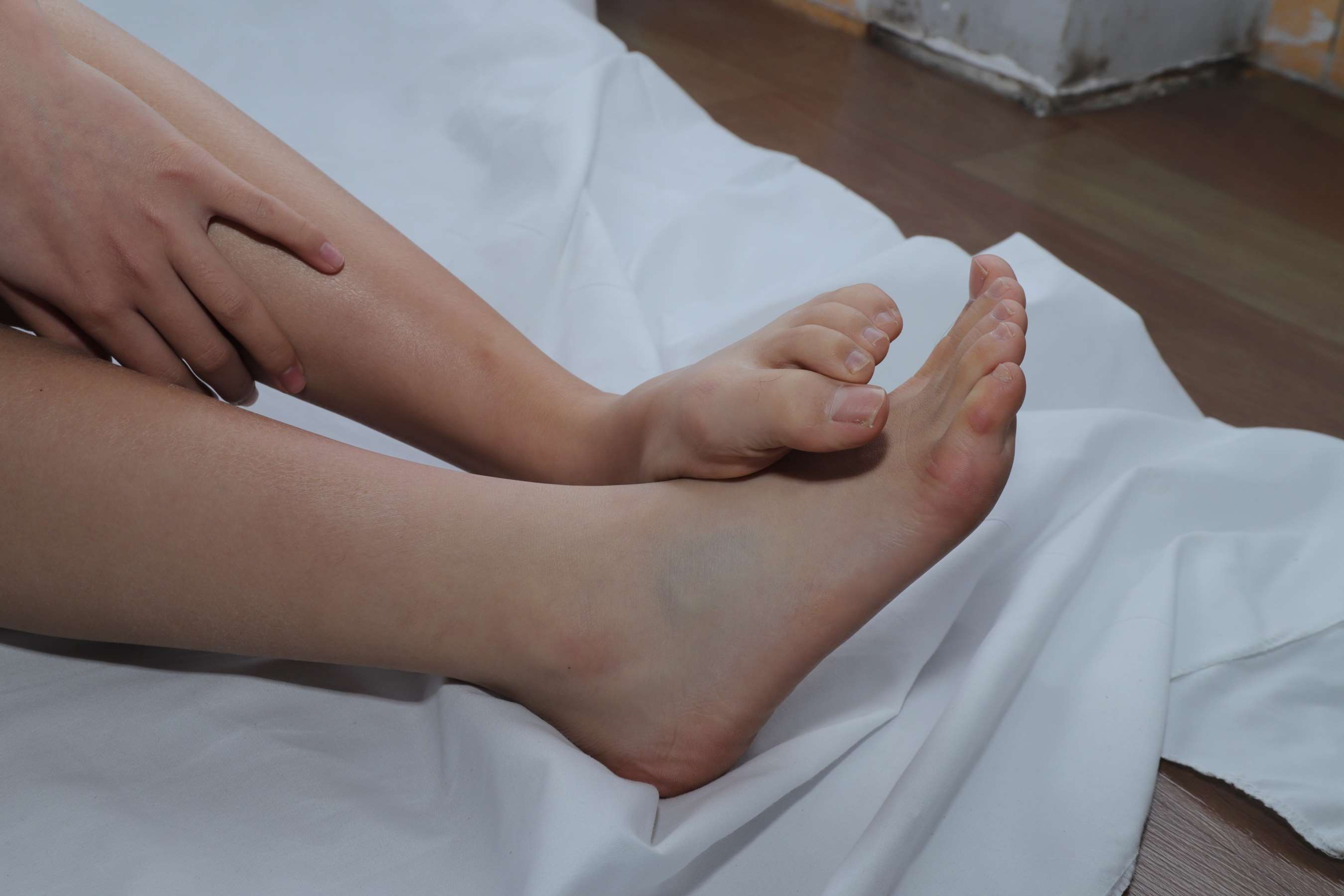 《淇淇学妹穿上调情装秀脚丫》作品图