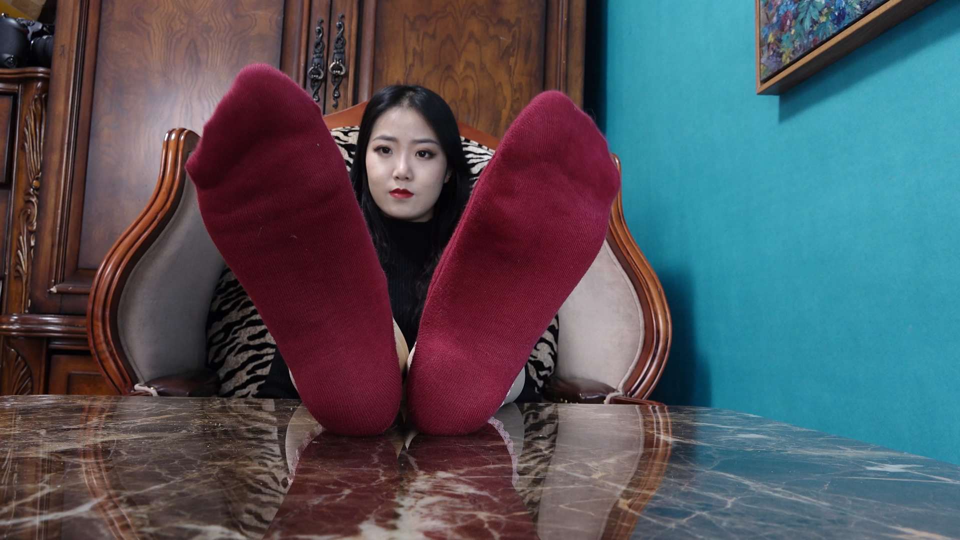 《K&M-Jiajia展示她的赤红的性感的脚底》作品图