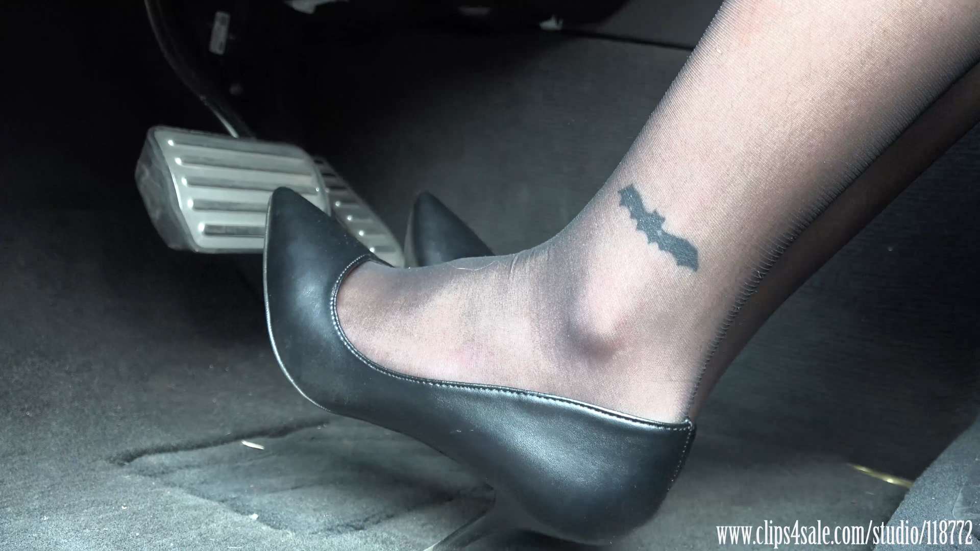 《K&M-小白制服黑丝车内足秀》作品图