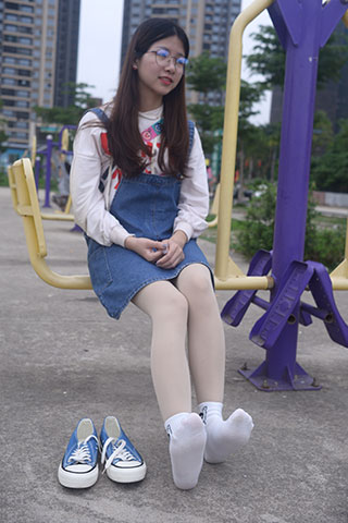 七喜少女  繁华多笑语
