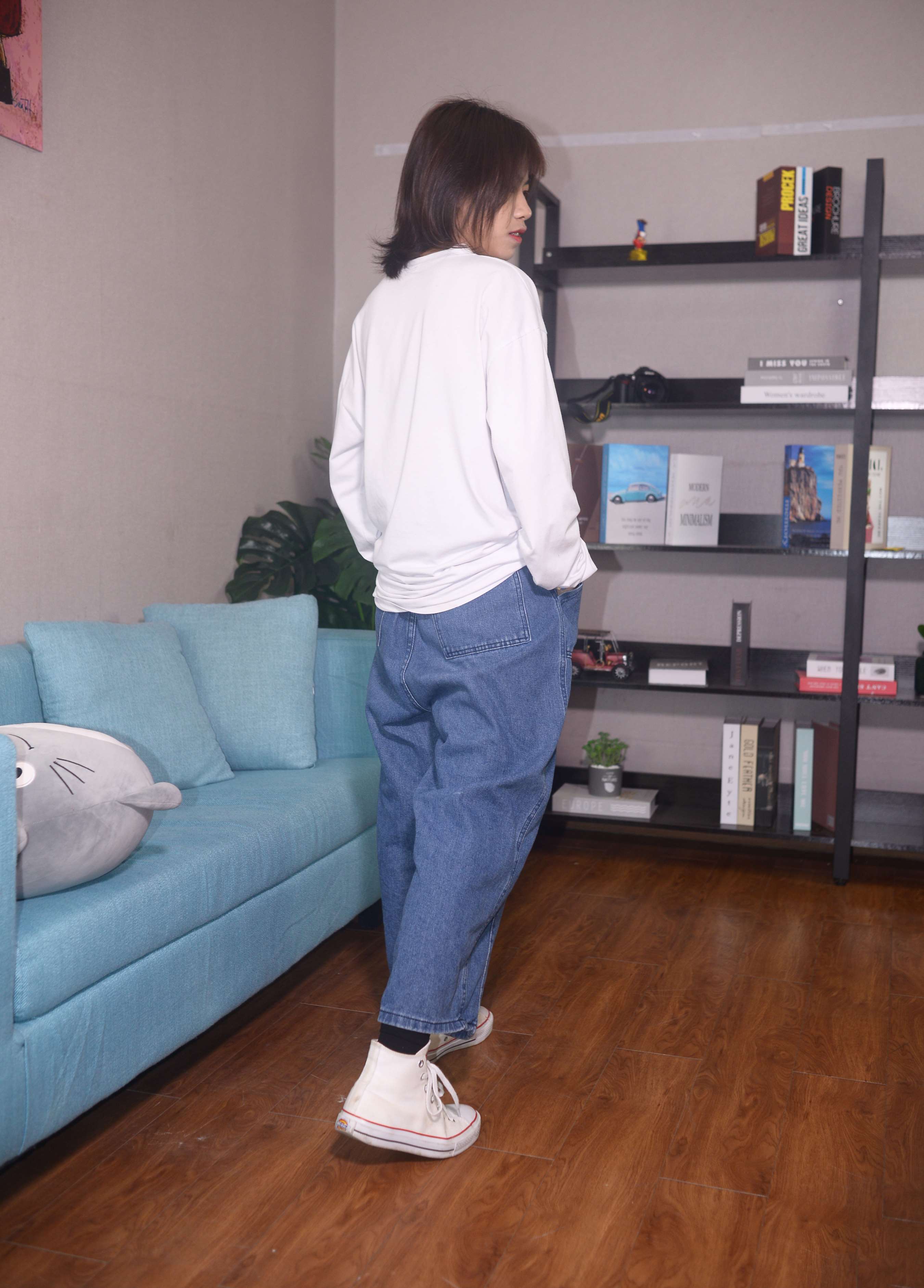 《懒懒少女 温度有点凉，路灯有点暖 》作品图