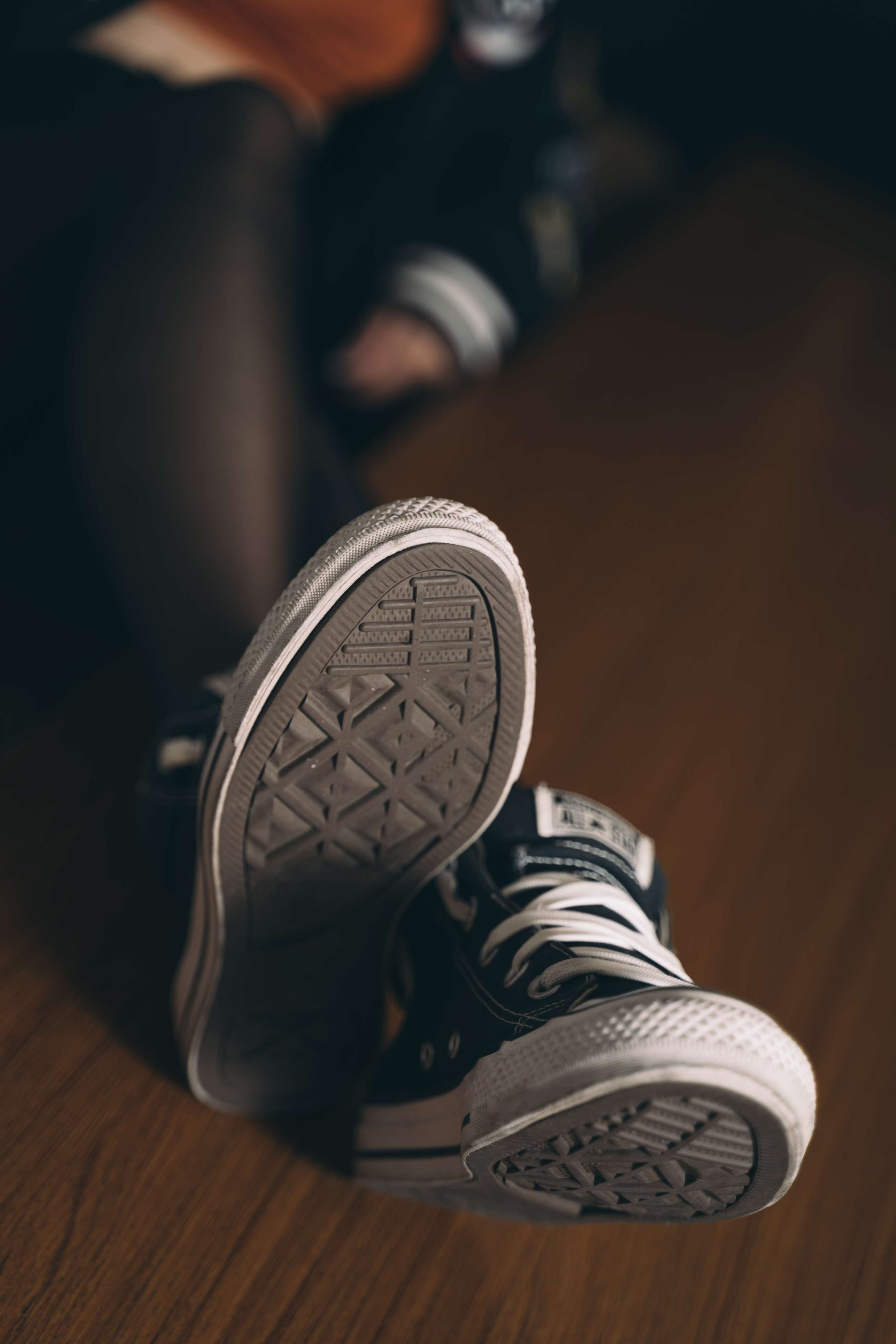 《性感妹子近距离撕扯黑丝袜!》作品图