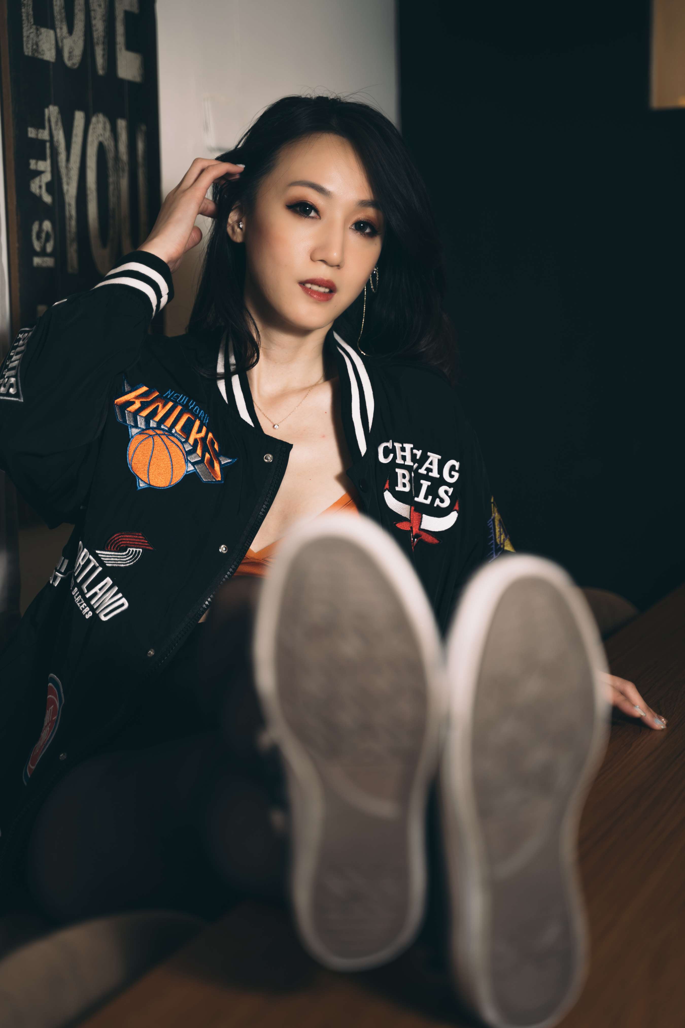 《性感妹子近距离撕扯黑丝袜!》作品图