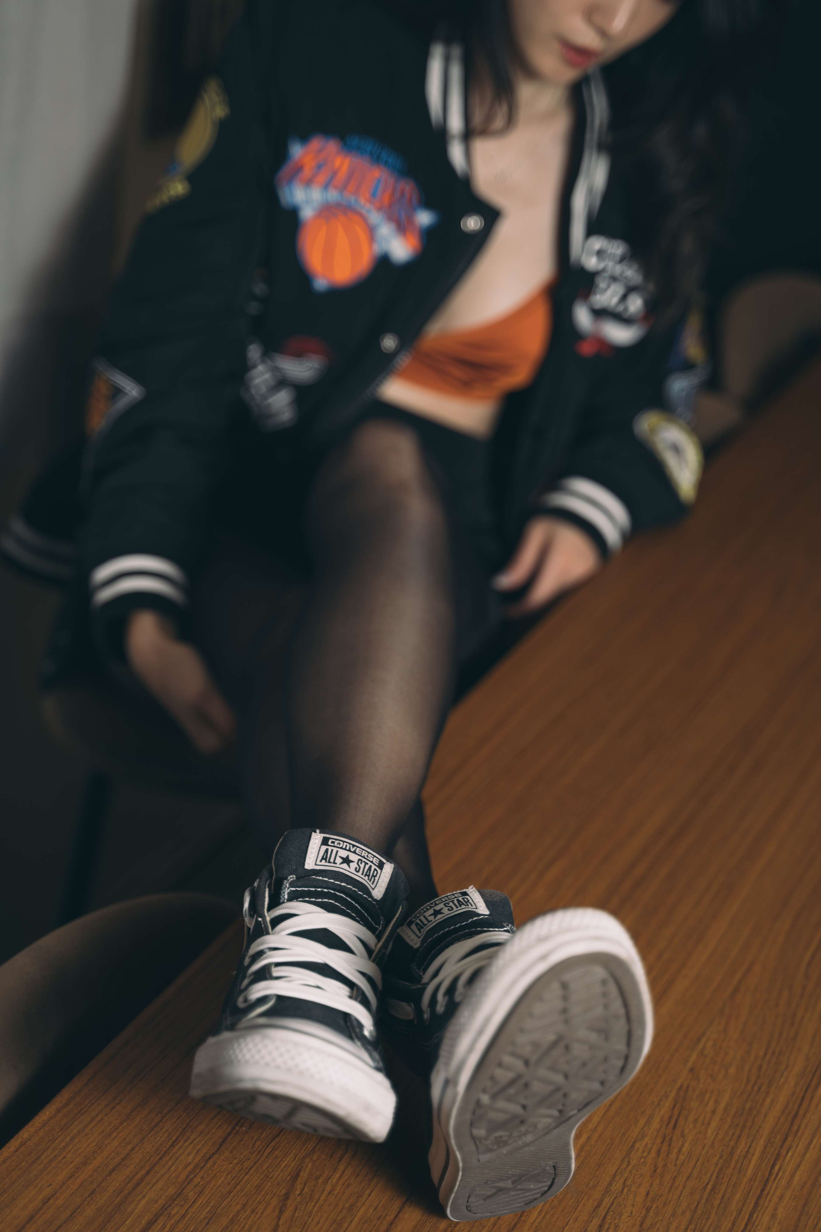 《性感妹子近距离撕扯黑丝袜!》作品图