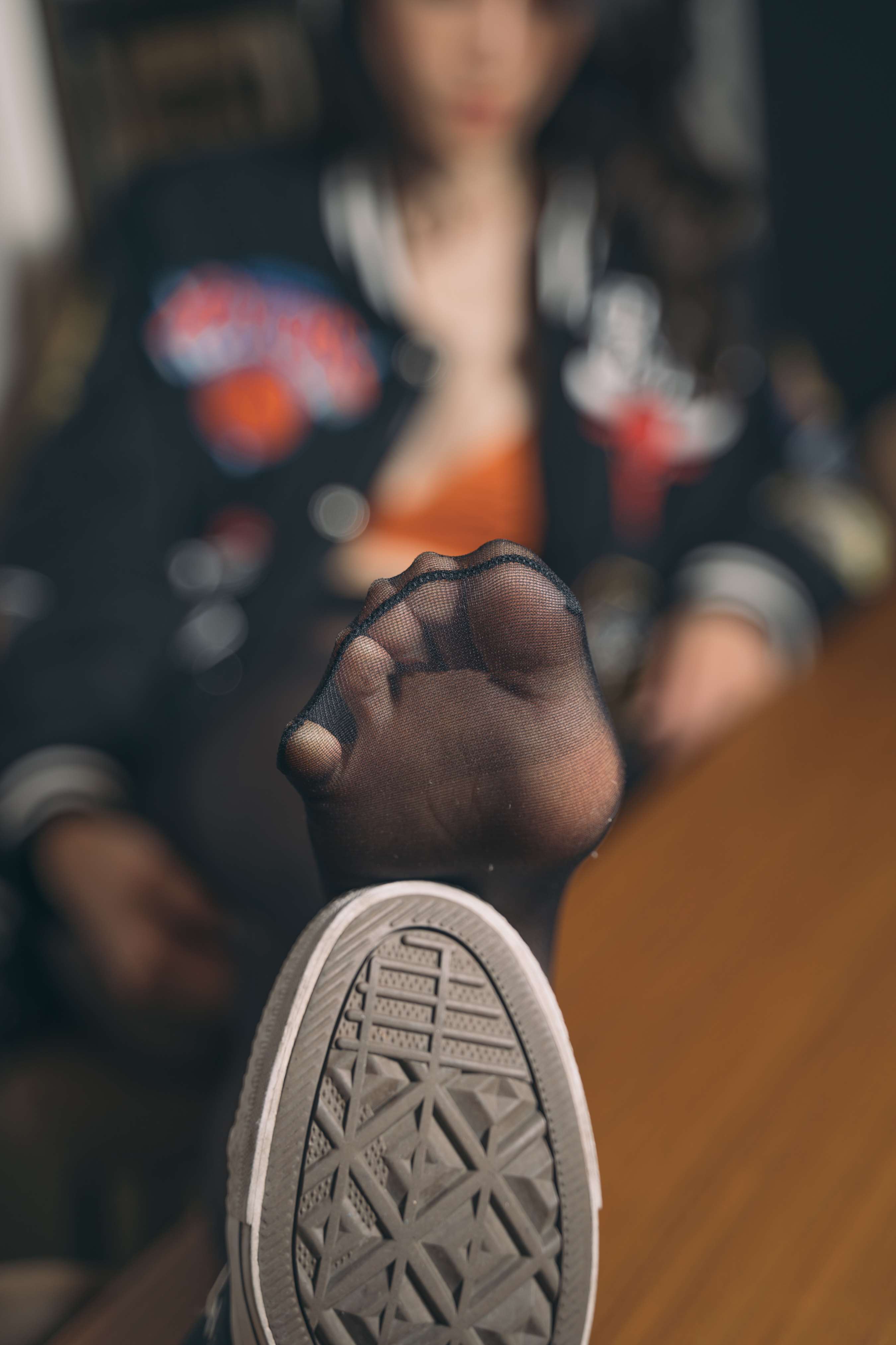 《性感妹子近距离撕扯黑丝袜!》作品图