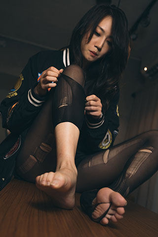 性感妹子近距离撕扯黑丝袜!