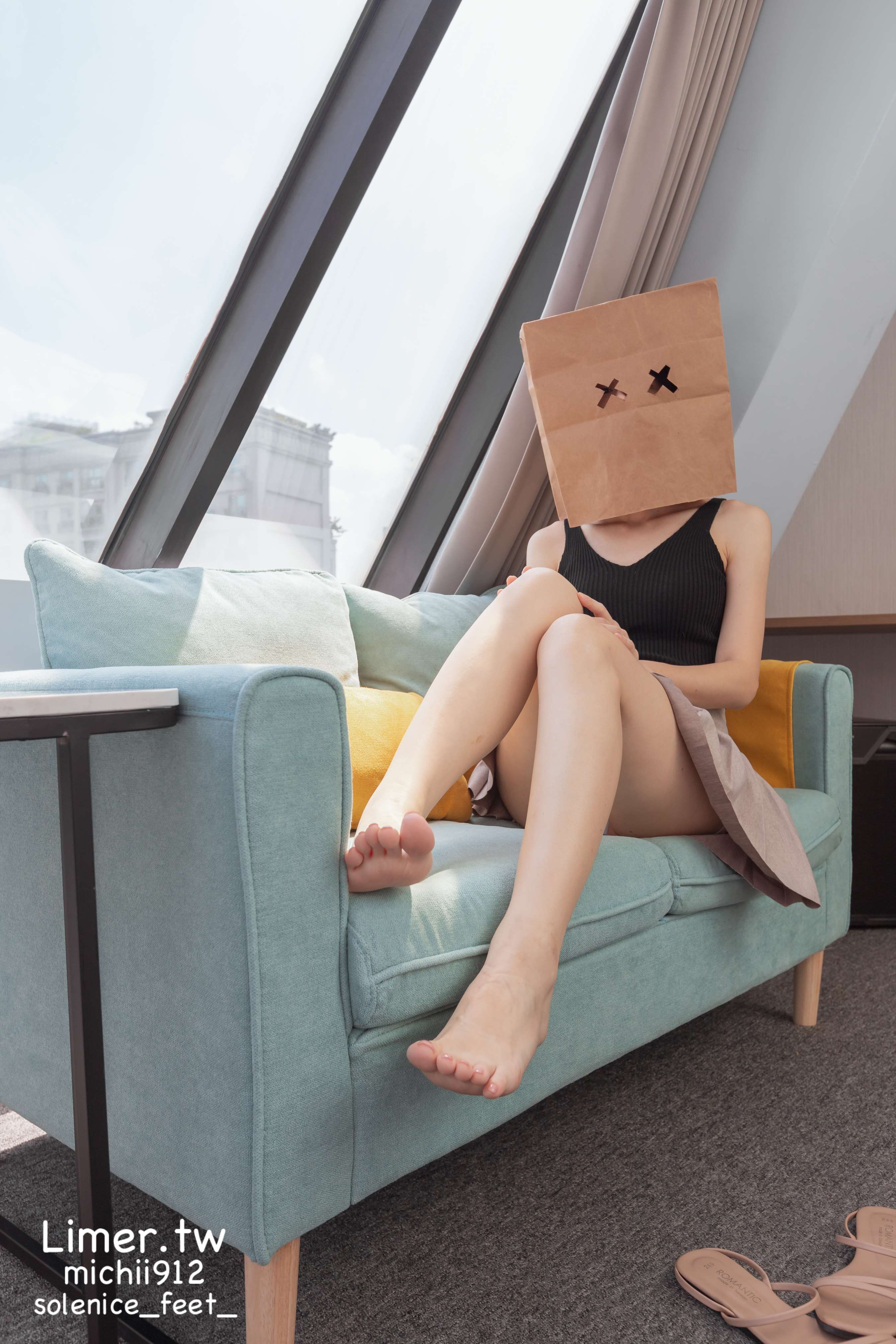 《Michii神秘纸袋女孩的裸足大解放》作品图