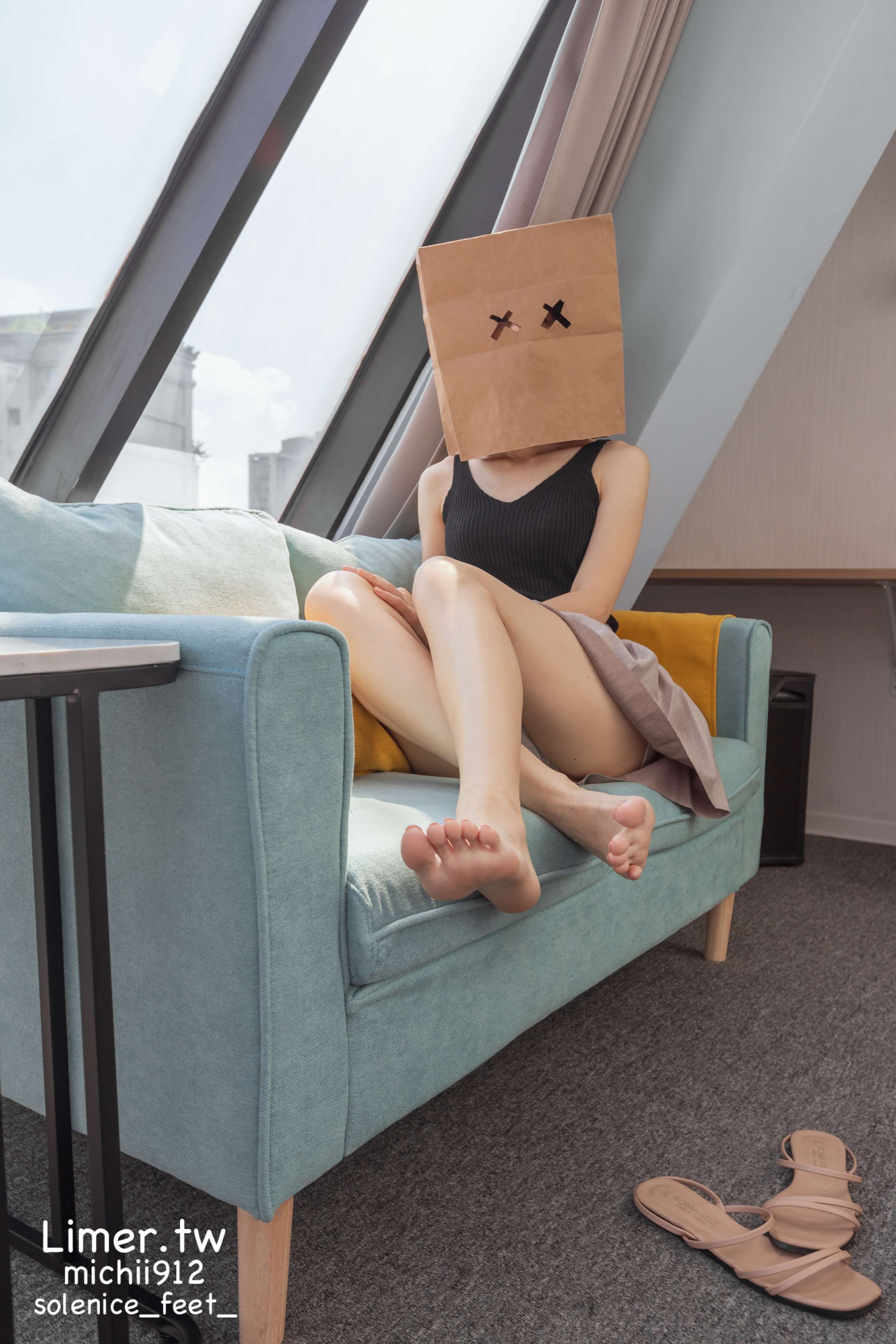 《Michii神秘纸袋女孩的裸足大解放》作品图