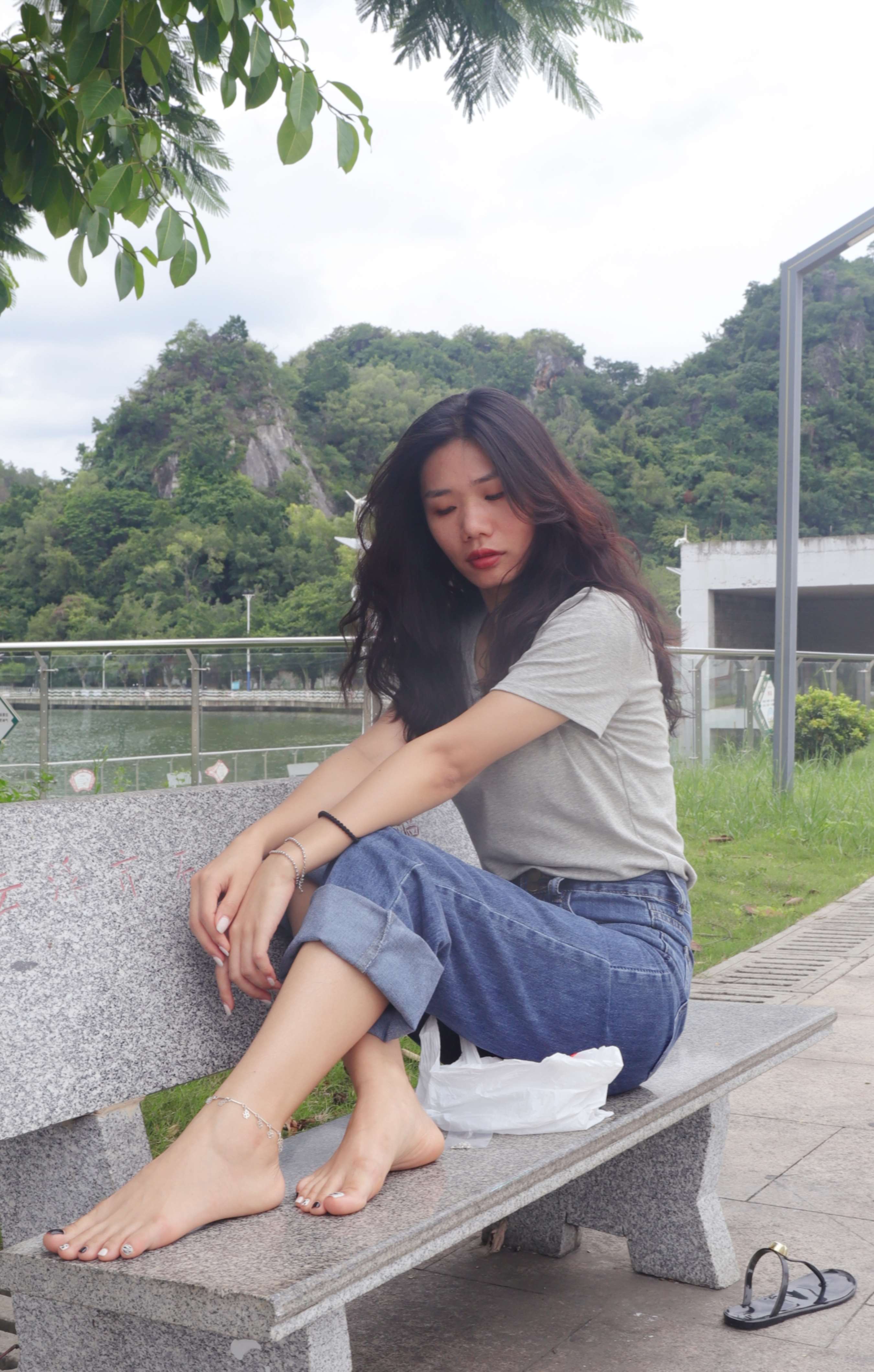 《小允牛仔裤精致美甲红润脚底》作品图