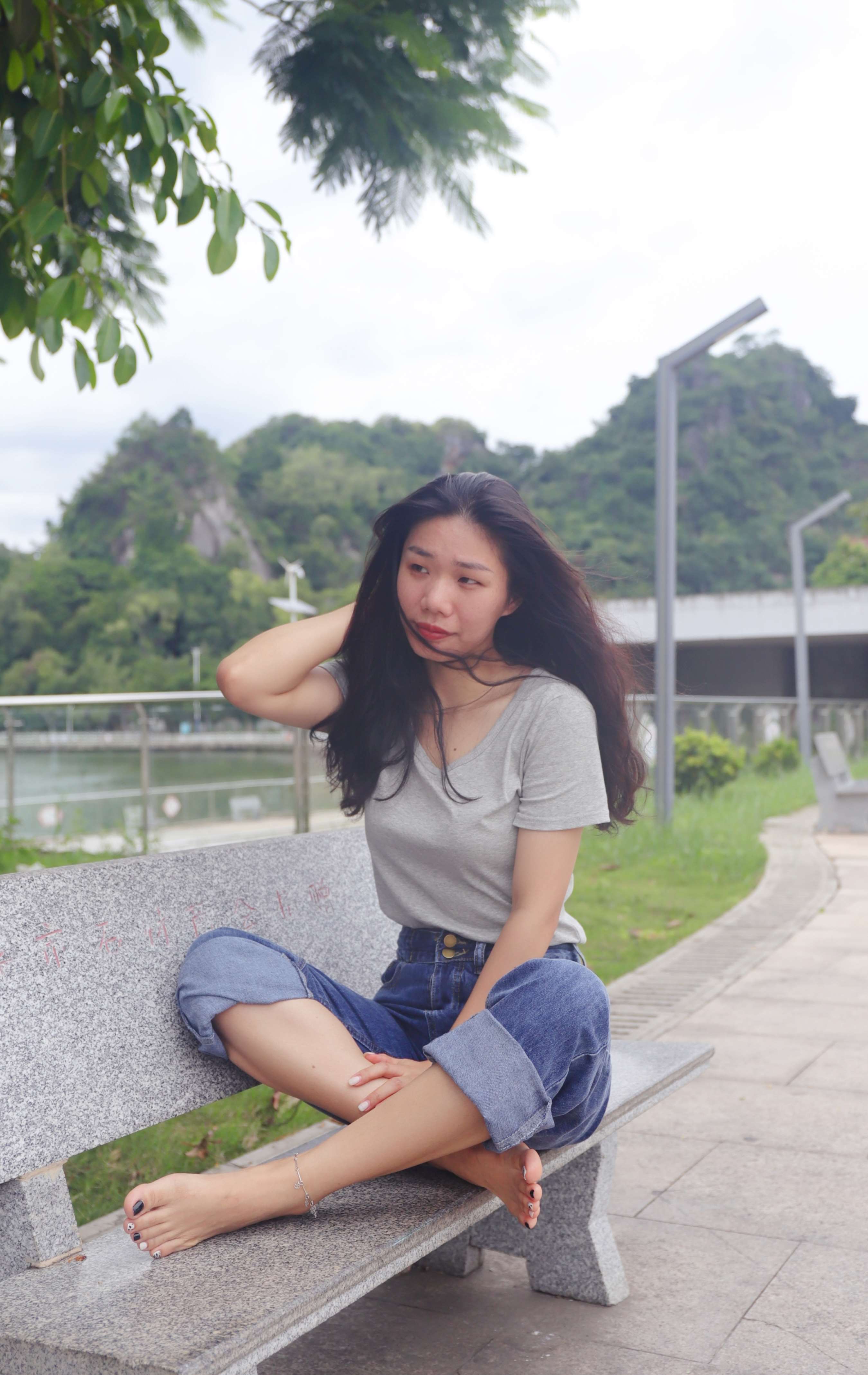 《小允牛仔裤精致美甲红润脚底》作品图