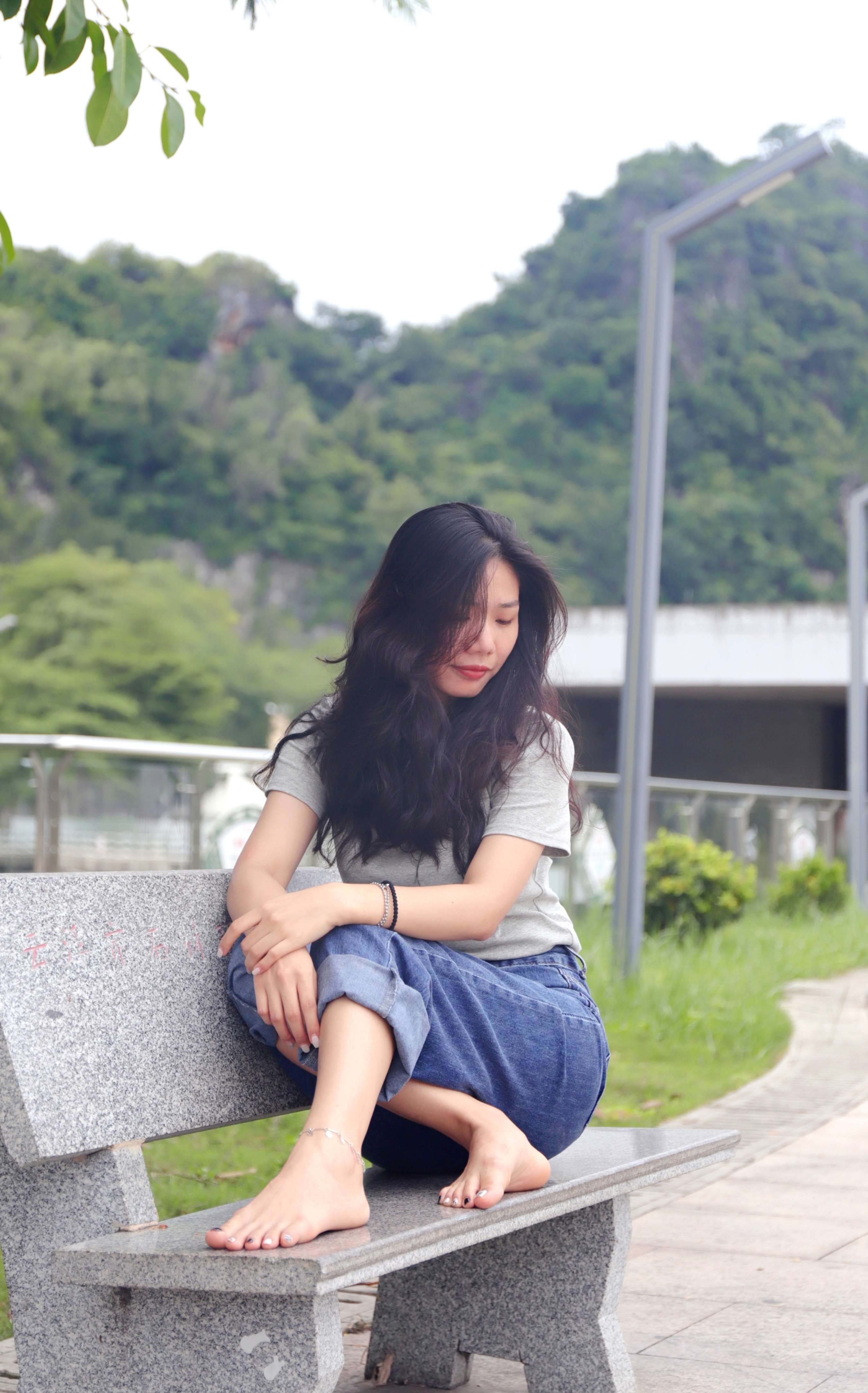 《小允牛仔裤精致美甲红润脚底》作品图