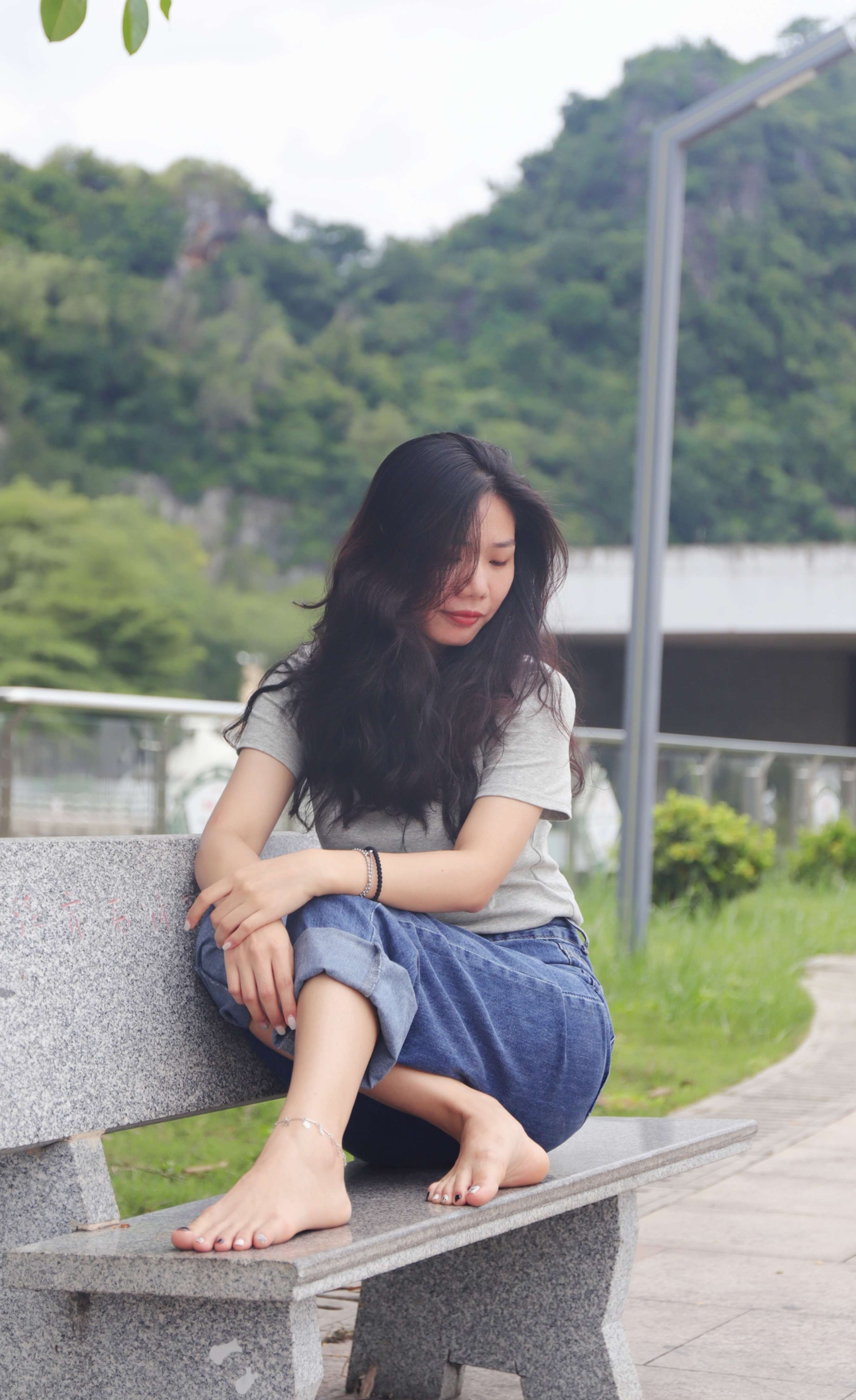 《小允牛仔裤精致美甲红润脚底》作品图