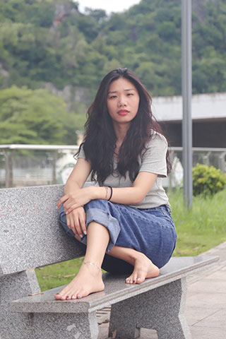 小允牛仔裤精致美甲红润脚底