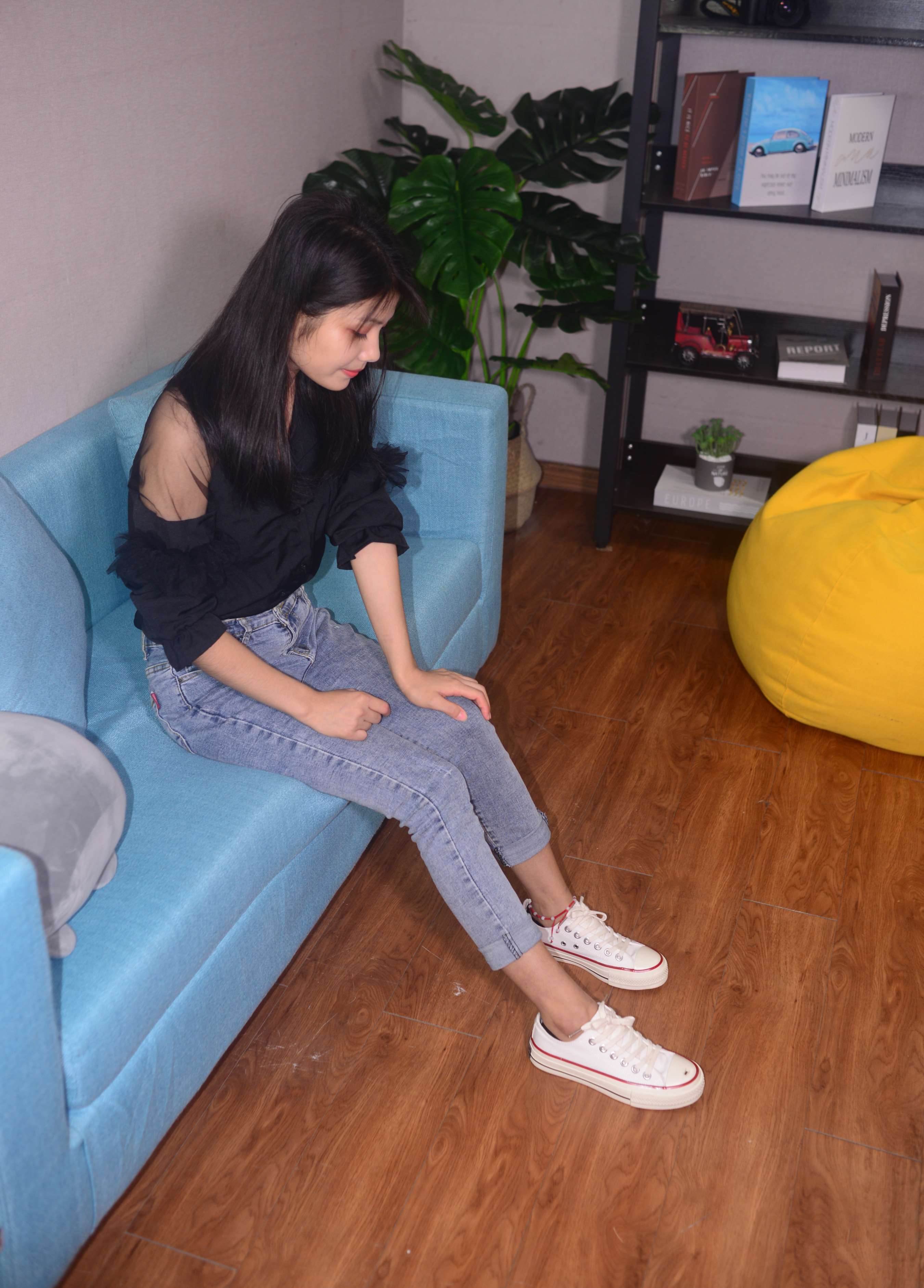 《谢圆小姐姐 蝉鸣漏进夏至》作品图